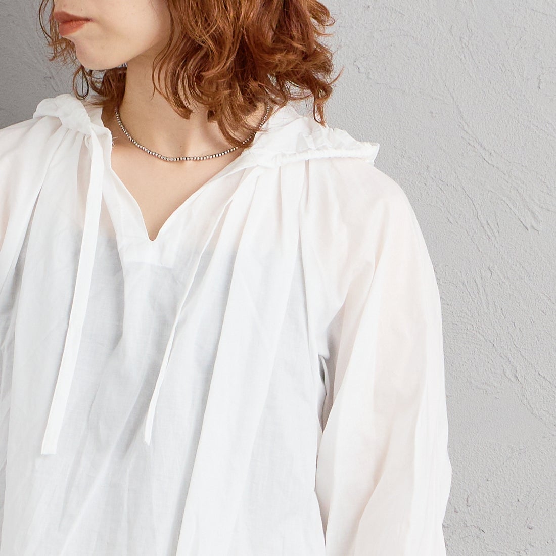 mizuiro ind [ミズイロインド] フーデッドギャザーネックシャツ [3-230133] 11 OFF WHI &&モデル身長：158cm 着用サイズ：F&&