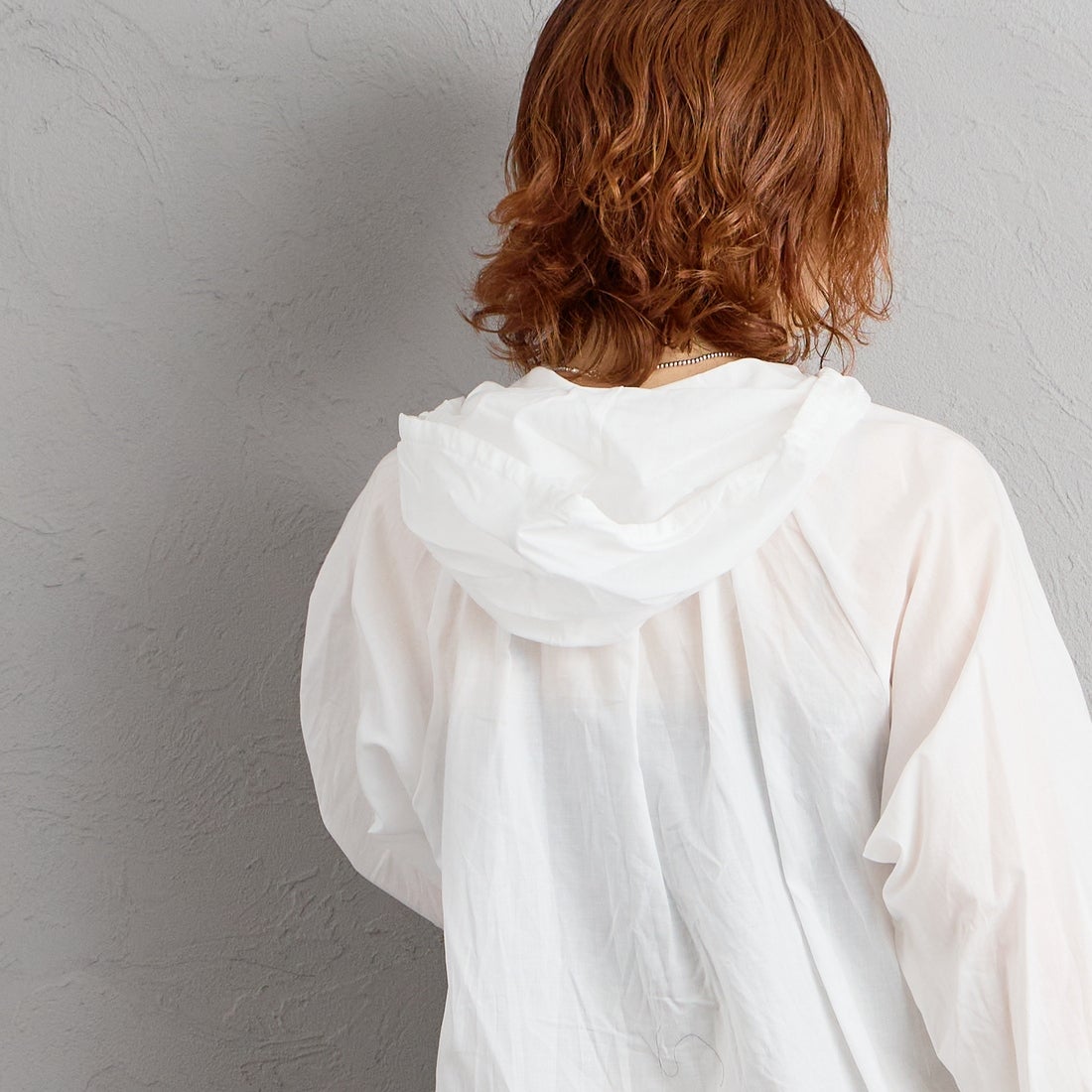 mizuiro ind [ミズイロインド] フーデッドギャザーネックシャツ [3-230133] 11 OFF WHI &&モデル身長：158cm 着用サイズ：F&&
