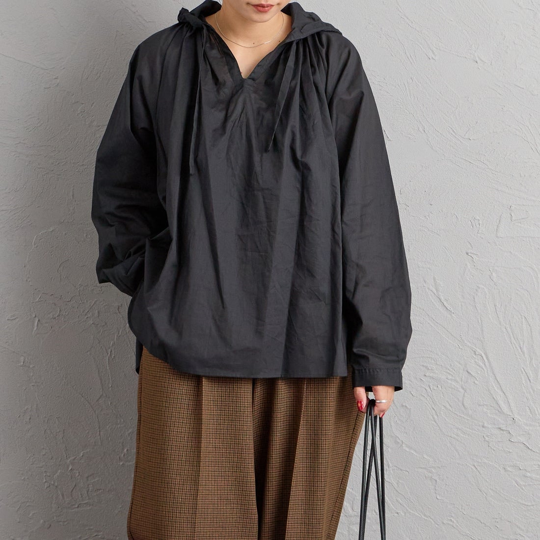 mizuiro ind [ミズイロインド] フーデッドギャザーネックシャツ [3-230133] 99 BLACK &&モデル身長：156cm 着用サイズ：F&&