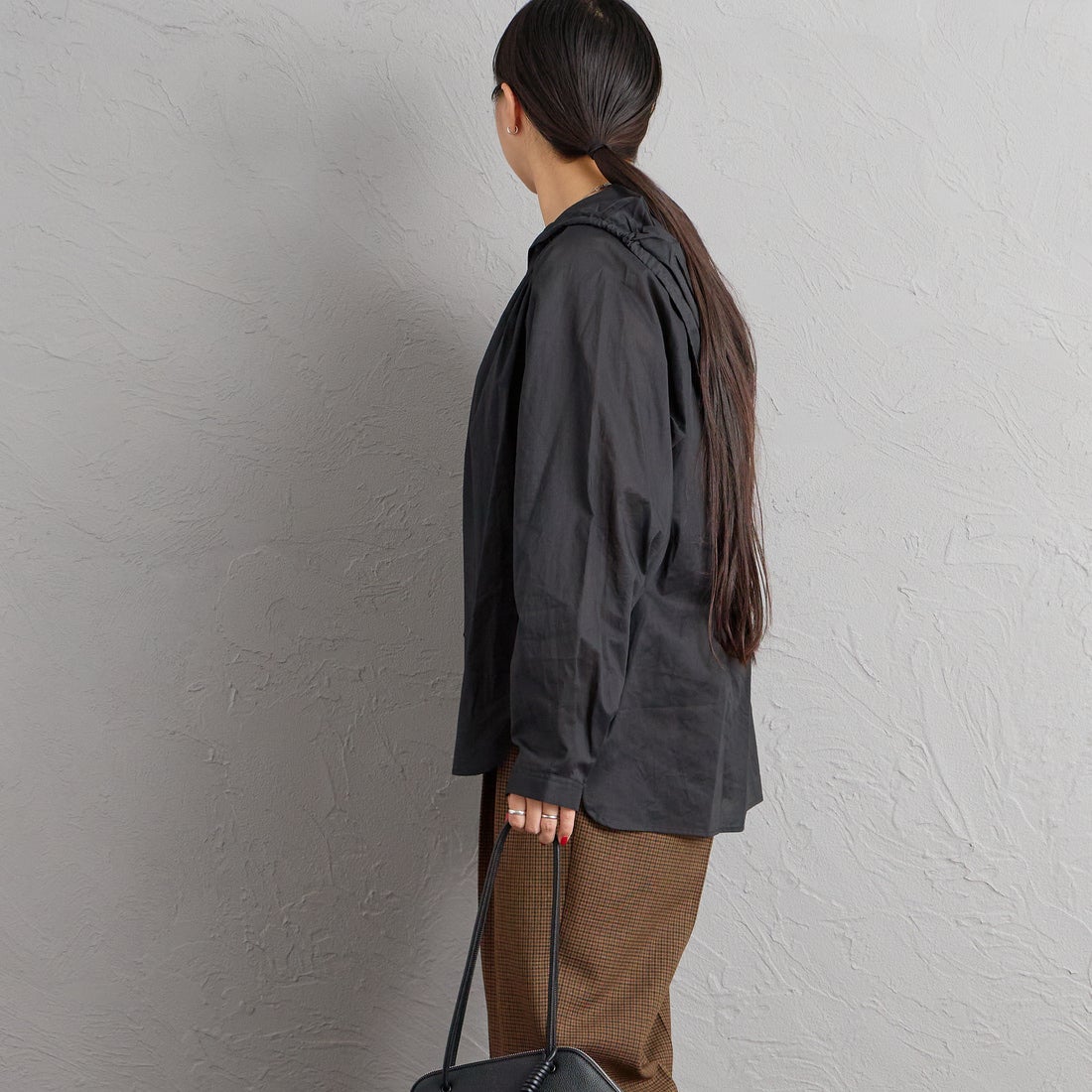 mizuiro ind [ミズイロインド] フーデッドギャザーネックシャツ [3-230133] 99 BLACK &&モデル身長：156cm 着用サイズ：F&&