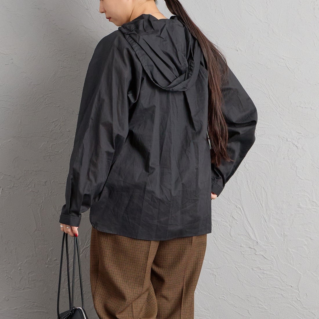 mizuiro ind [ミズイロインド] フーデッドギャザーネックシャツ [3-230133] 99 BLACK &&モデル身長：156cm 着用サイズ：F&&