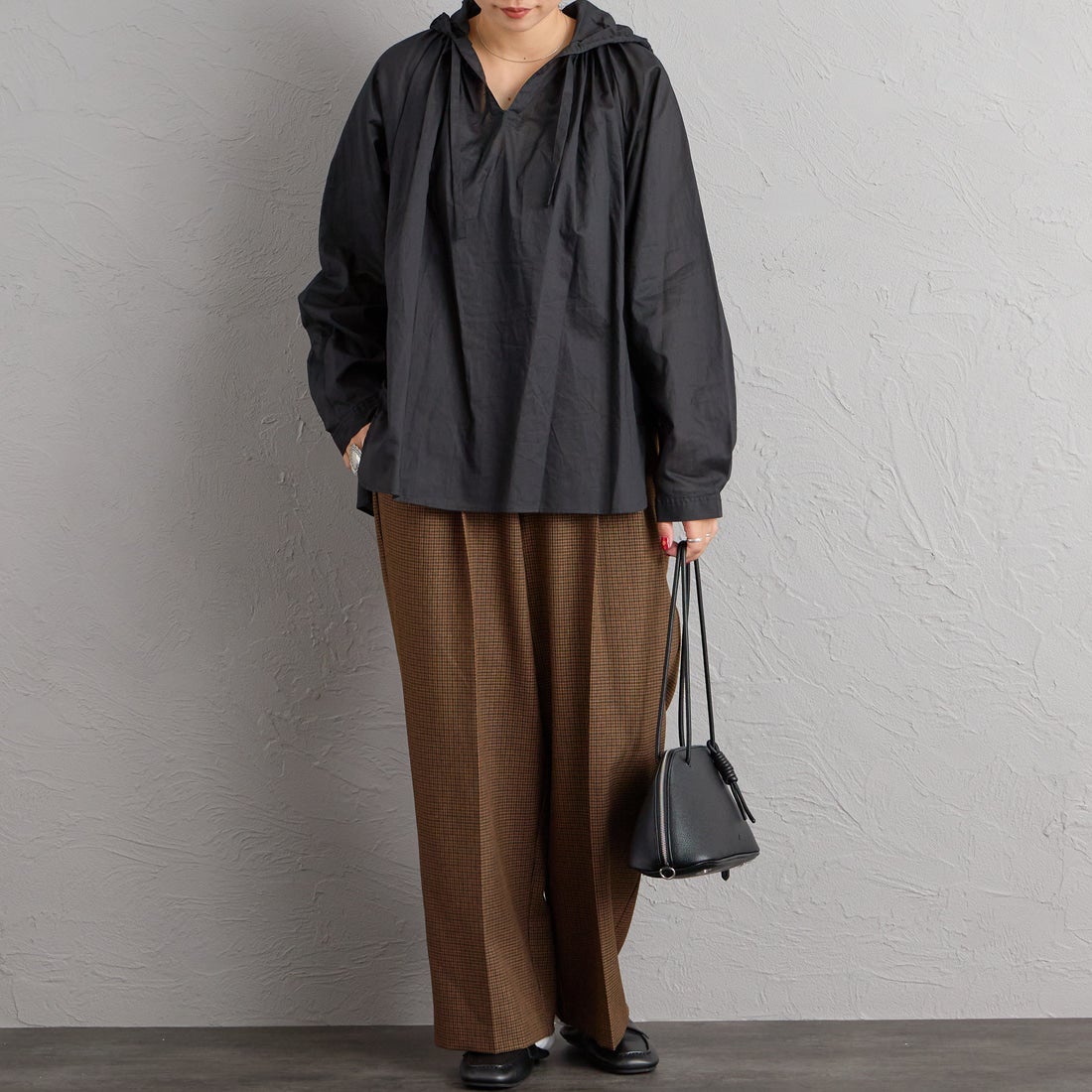 mizuiro ind [ミズイロインド] フーデッドギャザーネックシャツ [3-230133] 99 BLACK &&モデル身長：156cm 着用サイズ：F&&