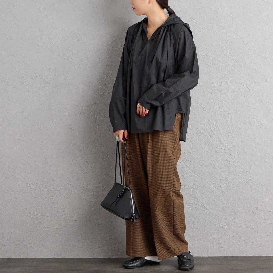 mizuiro ind [ミズイロインド] フーデッドギャザーネックシャツ [3-230133] 99 BLACK &&モデル身長：156cm 着用サイズ：F&&