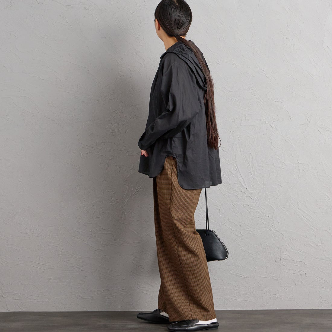 mizuiro ind [ミズイロインド] フーデッドギャザーネックシャツ [3-230133] 99 BLACK &&モデル身長：156cm 着用サイズ：F&&