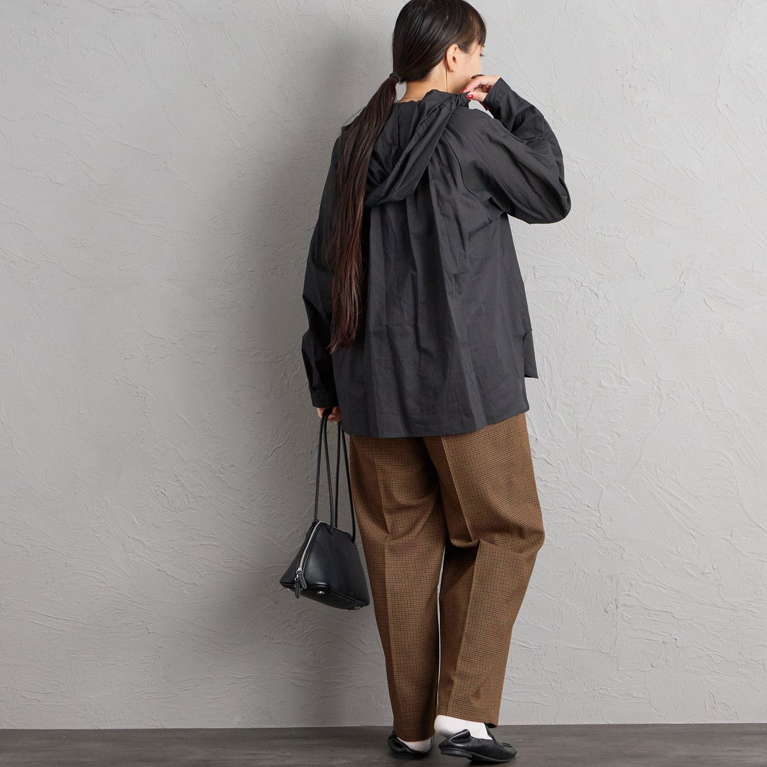 mizuiro ind [ミズイロインド] フーデッドギャザーネックシャツ [3-230133] 99 BLACK &&モデル身長：156cm 着用サイズ：F&&