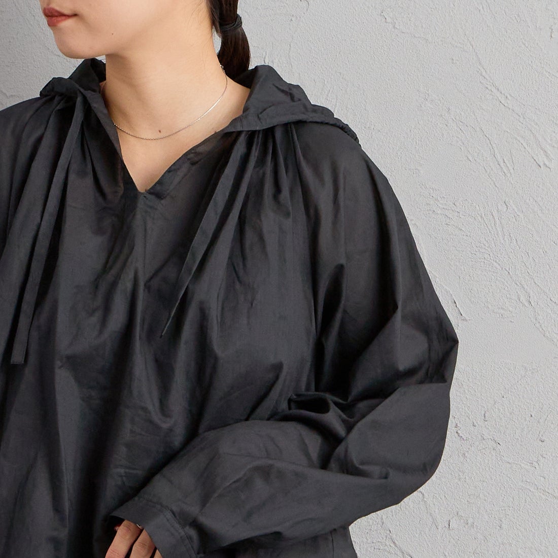 mizuiro ind [ミズイロインド] フーデッドギャザーネックシャツ [3-230133] 99 BLACK &&モデル身長：156cm 着用サイズ：F&&