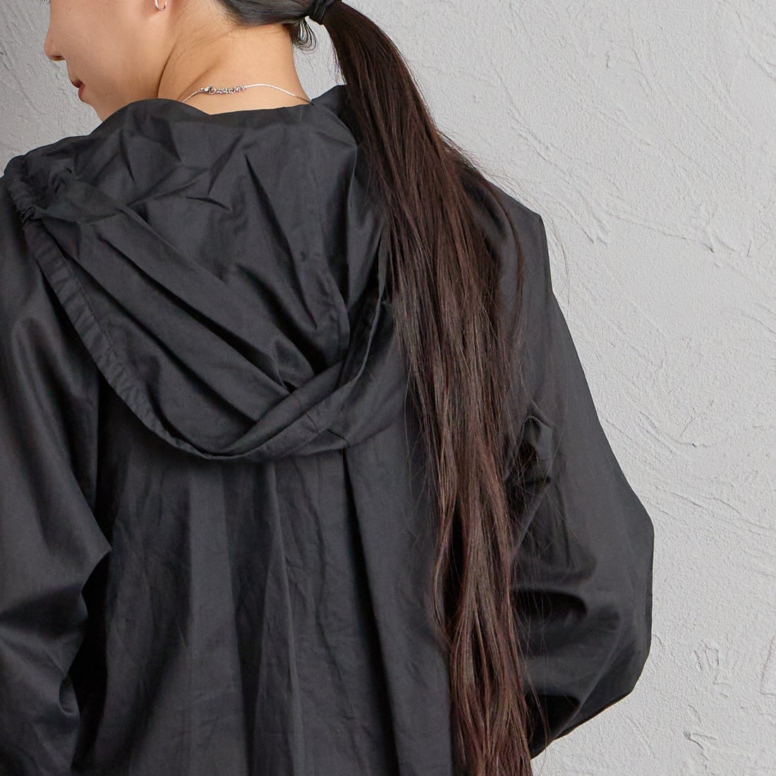 mizuiro ind [ミズイロインド] フーデッドギャザーネックシャツ [3-230133] 99 BLACK &&モデル身長：156cm 着用サイズ：F&&