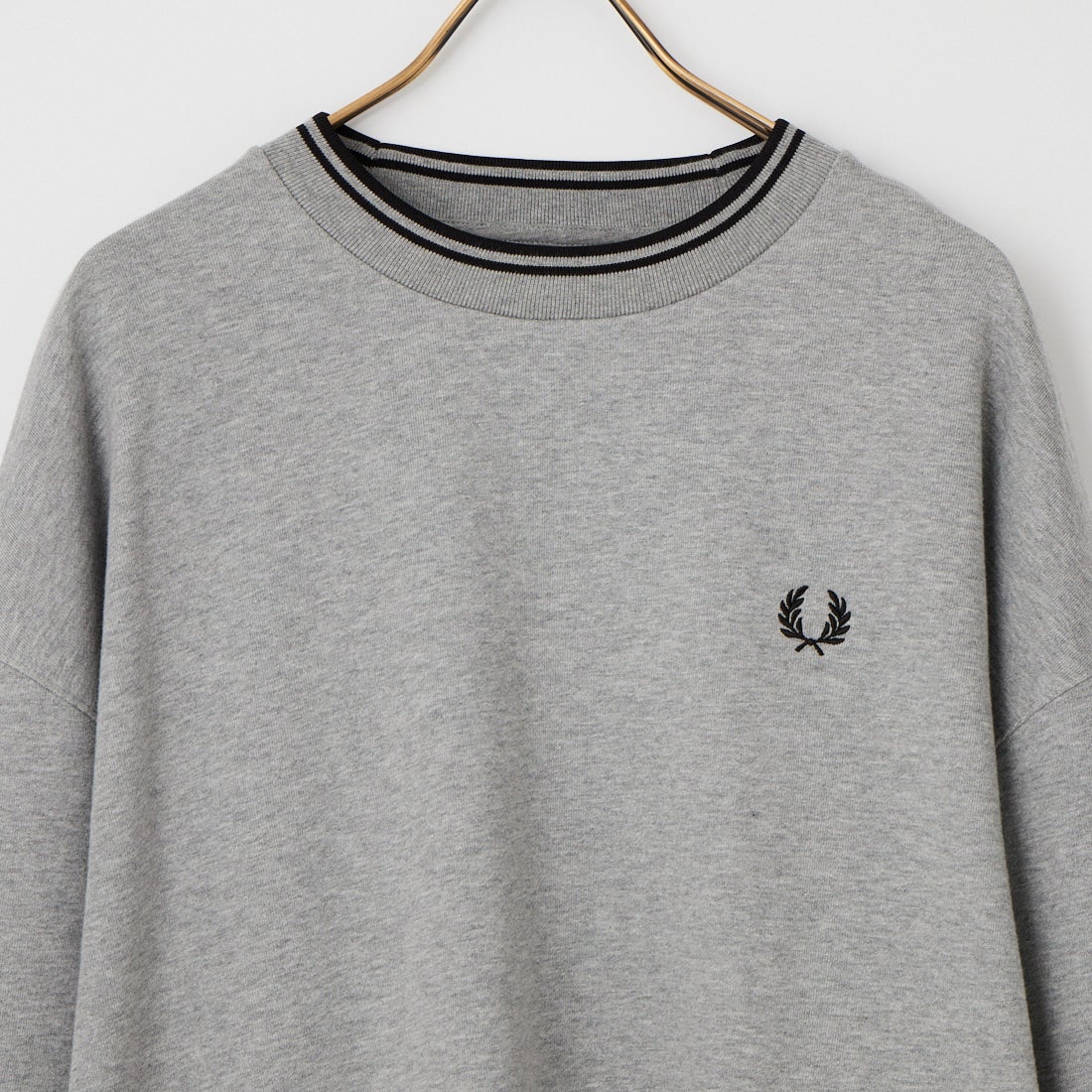 FRED PERRY [フレッドペリー] ツインティップライン オーバーサイズ ワンポイントロゴ刺繍スウェット [M3497] 420 STEEL