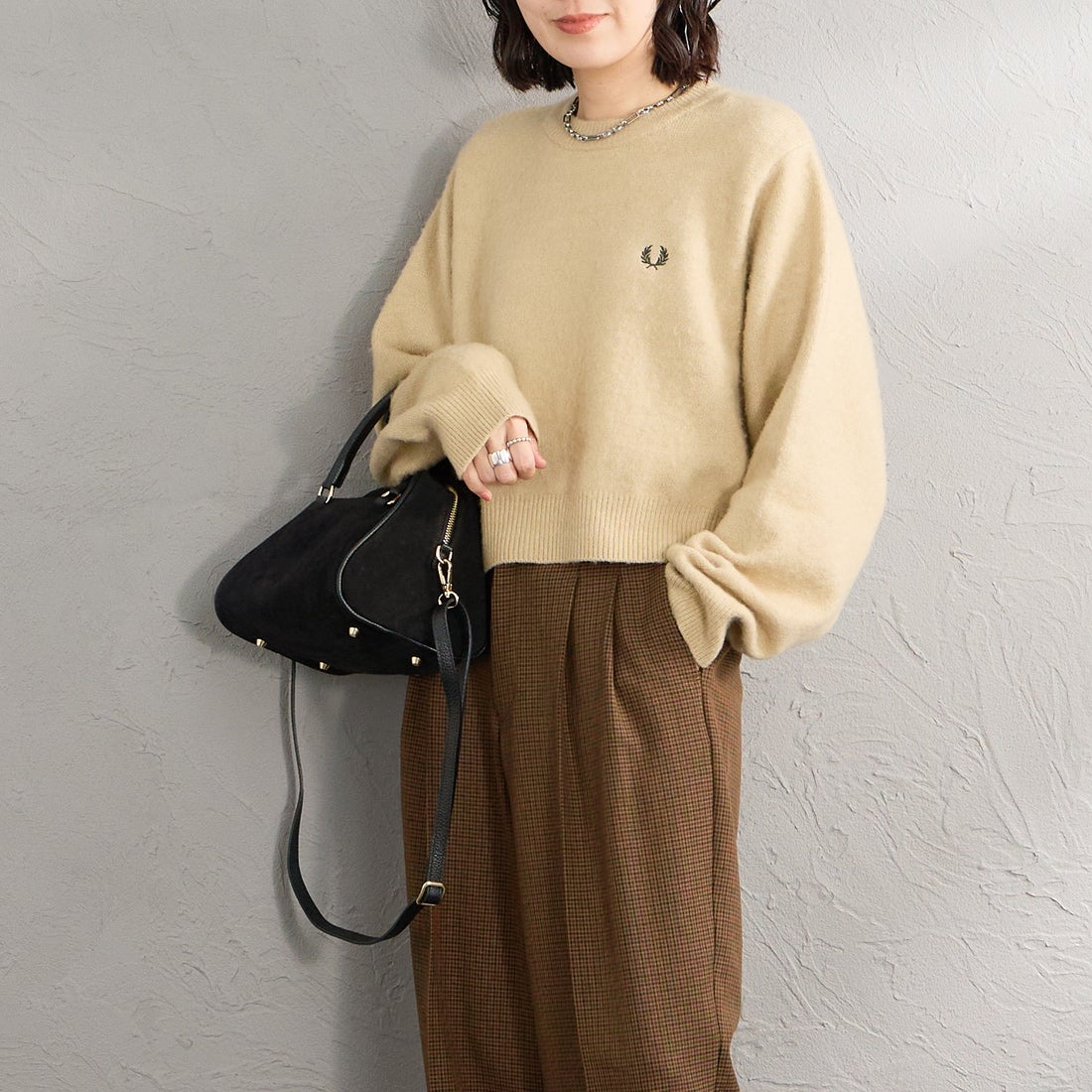 FRED PERRY [フレッドペリー] 別注 ワンポイントロゴ刺繍 クロップド丈 シャギーニットプルオーバー [FPW-26A-010-JF] OATMEAL &&モデル身長：160cm 着用サイズ：10&&