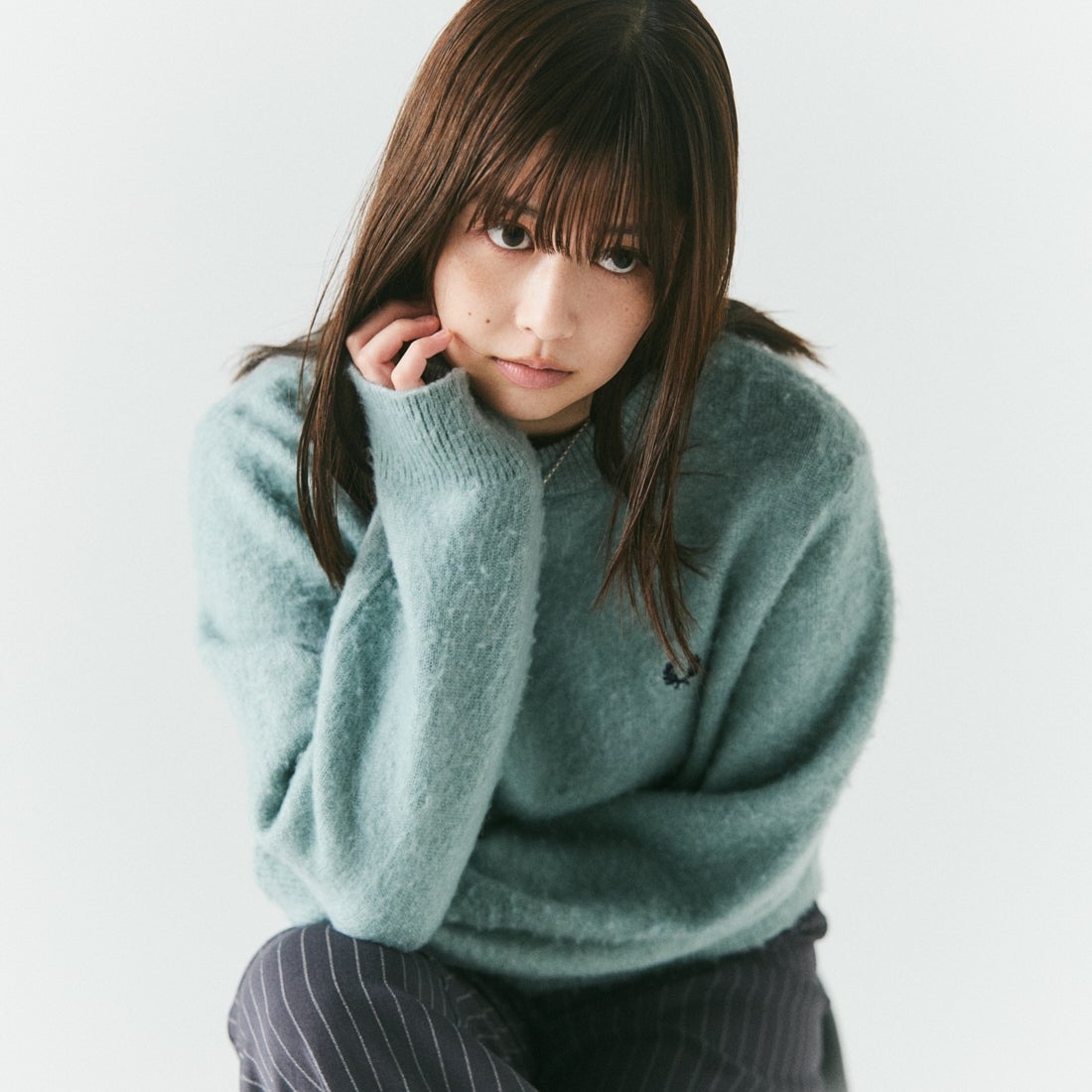 FRED PERRY [フレッドペリー] 別注 ワンポイントロゴ刺繍 クロップド丈 シャギーニットプルオーバー [FPW-26A-010-JF] SILVER BLU