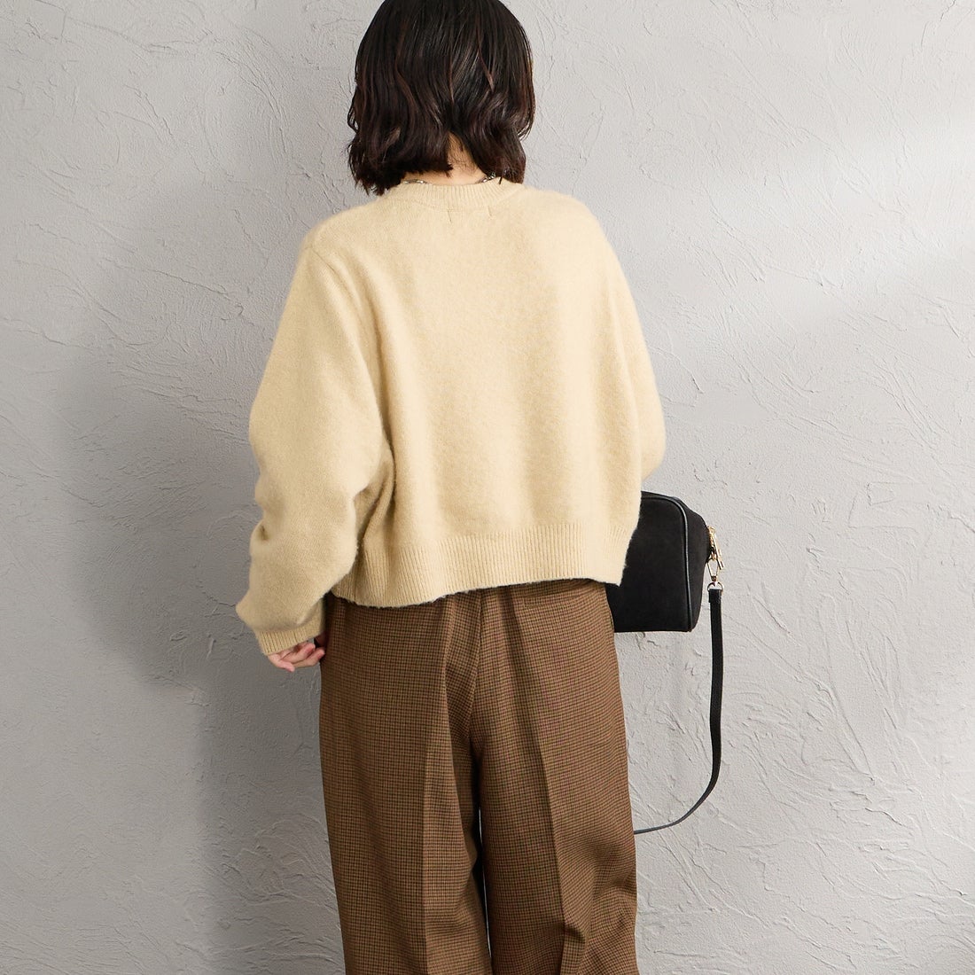 FRED PERRY [フレッドペリー] 別注 ワンポイントロゴ刺繍 クロップド丈 シャギーニットプルオーバー [FPW-26A-010-JF] OATMEAL &&モデル身長：160cm 着用サイズ：10&&
