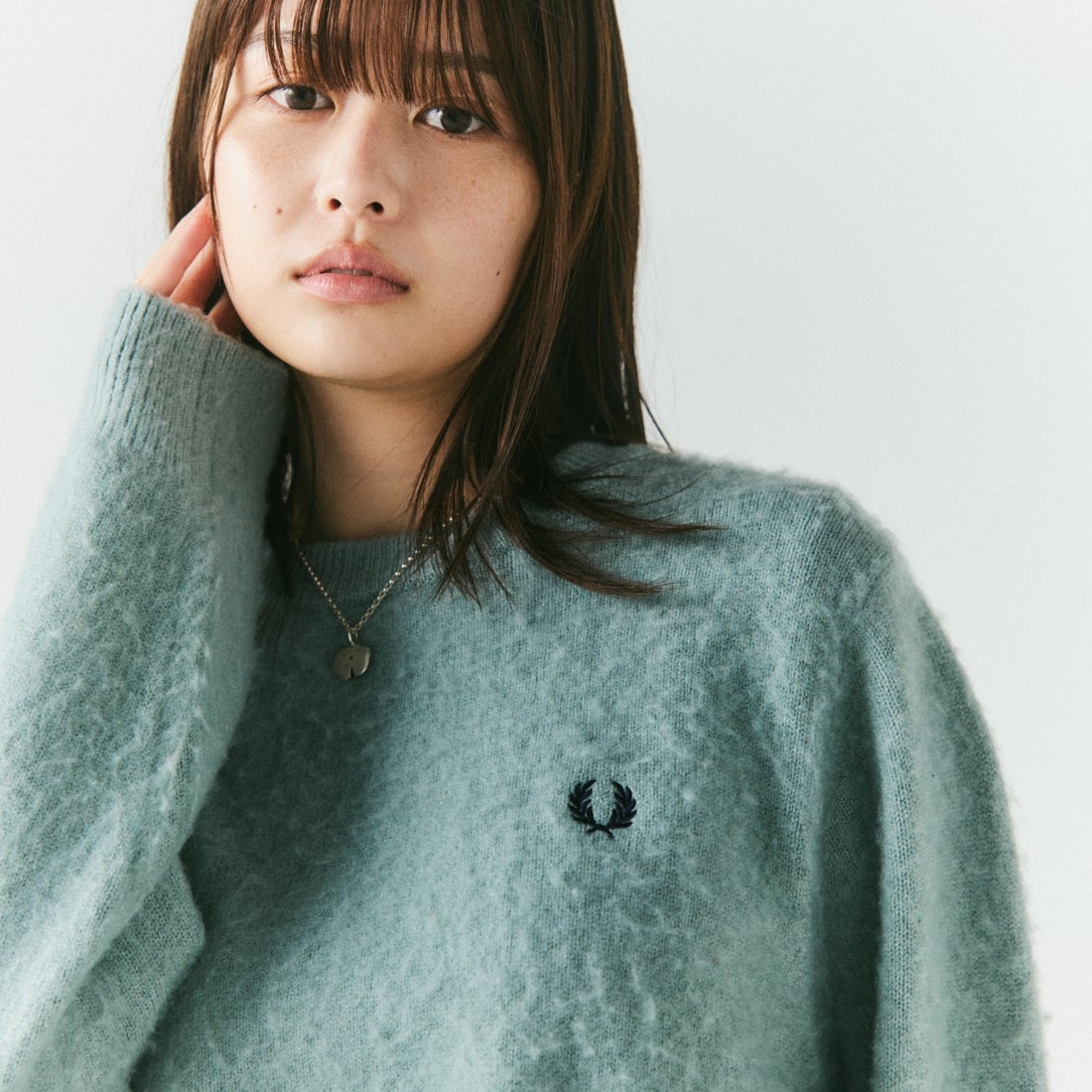 FRED PERRY [フレッドペリー] 別注 ワンポイントロゴ刺繍 クロップド丈 シャギーニットプルオーバー [FPW-26A-010-JF] SILVER BLU