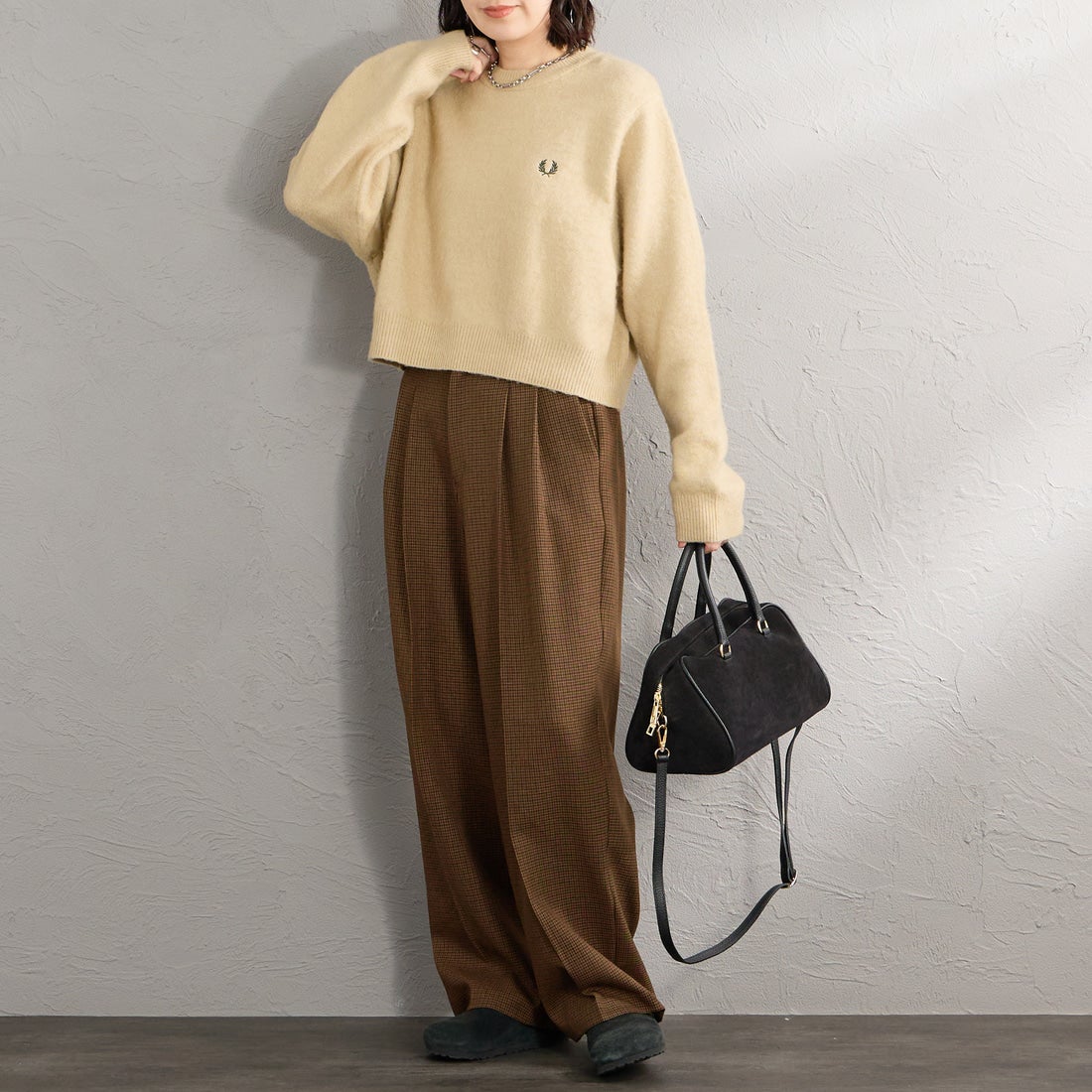 FRED PERRY [フレッドペリー] 別注 ワンポイントロゴ刺繍 クロップド丈 シャギーニットプルオーバー [FPW-26A-010-JF] OATMEAL &&モデル身長：160cm 着用サイズ：10&&