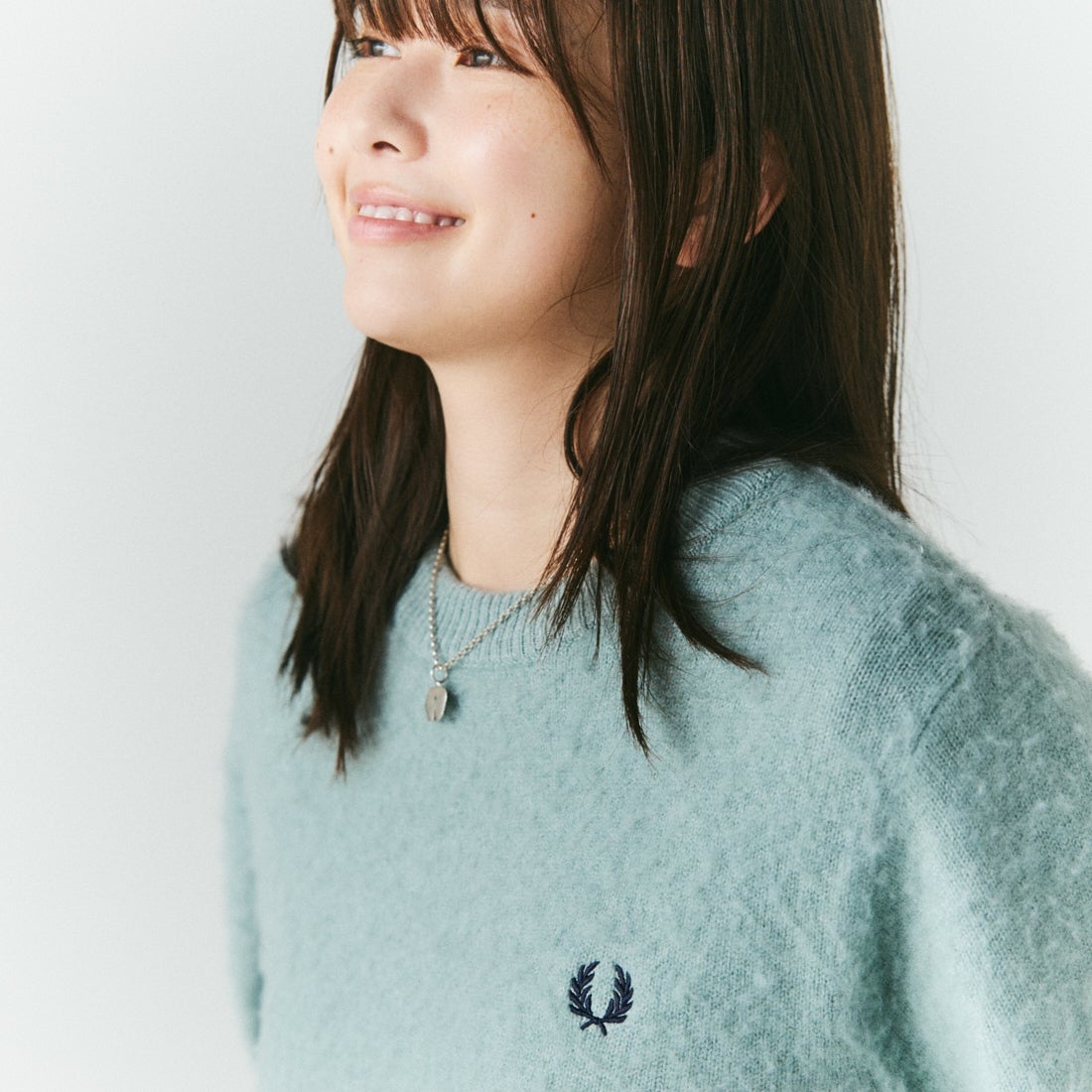 FRED PERRY [フレッドペリー] 別注 ワンポイントロゴ刺繍 クロップド丈 シャギーニットプルオーバー [FPW-26A-010-JF] SILVER BLU