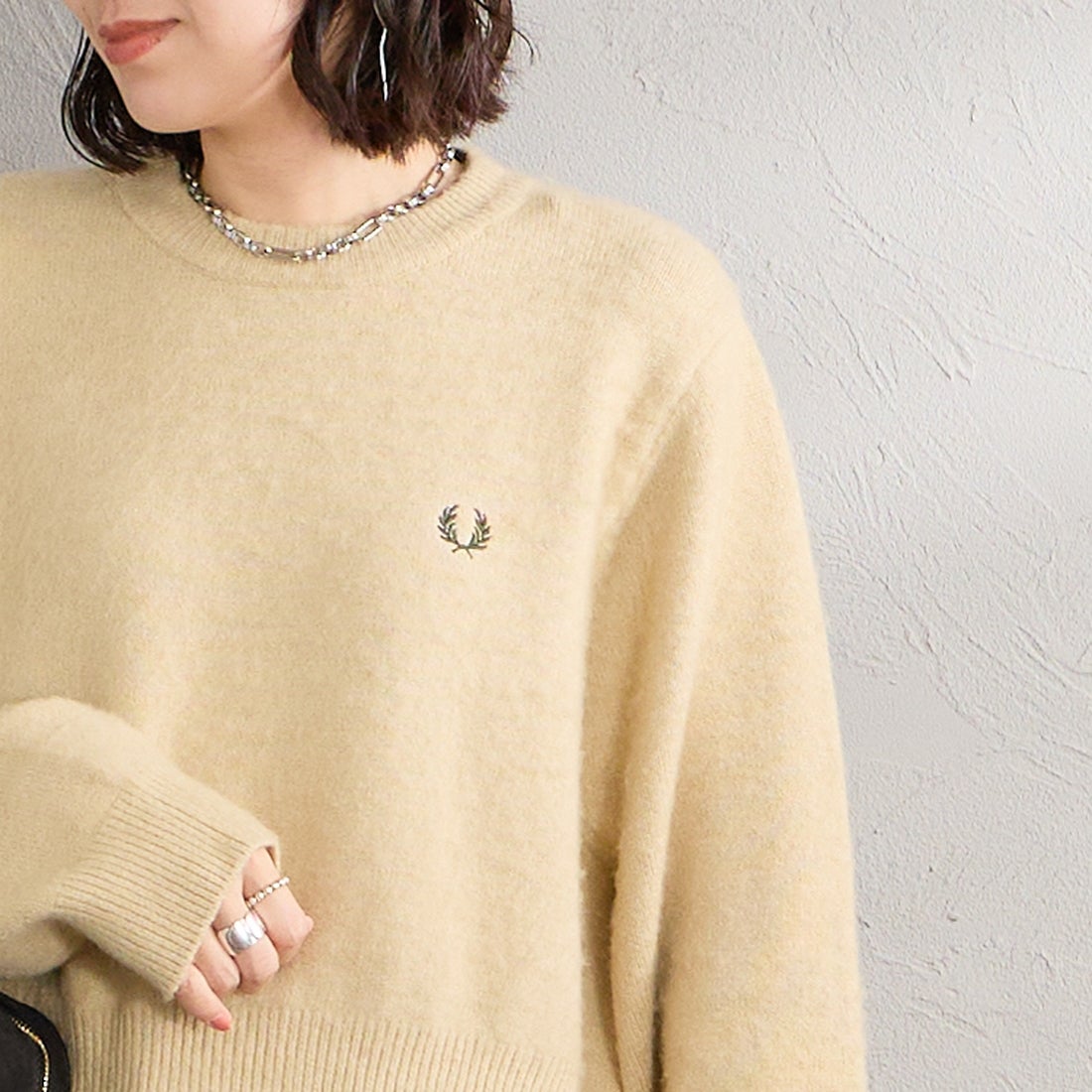 FRED PERRY [フレッドペリー] 別注 ワンポイントロゴ刺繍 クロップド丈 シャギーニットプルオーバー [FPW-26A-010-JF] OATMEAL &&モデル身長：160cm 着用サイズ：10&&