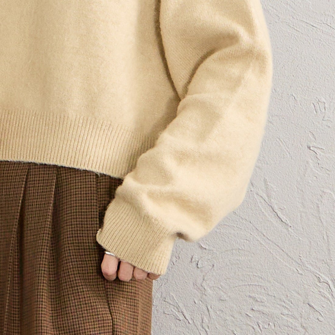 FRED PERRY [フレッドペリー] 別注 ワンポイントロゴ刺繍 クロップド丈 シャギーニットプルオーバー [FPW-26A-010-JF] OATMEAL &&モデル身長：160cm 着用サイズ：10&&