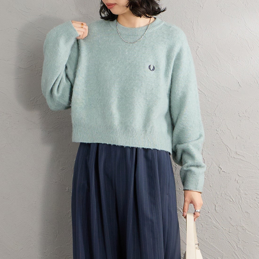 FRED PERRY [フレッドペリー] 別注 ワンポイントロゴ刺繍 クロップド丈 シャギーニットプルオーバー [FPW-26A-010-JF] SILVER BLU &&モデル身長：162cm 着用サイズ：10&&