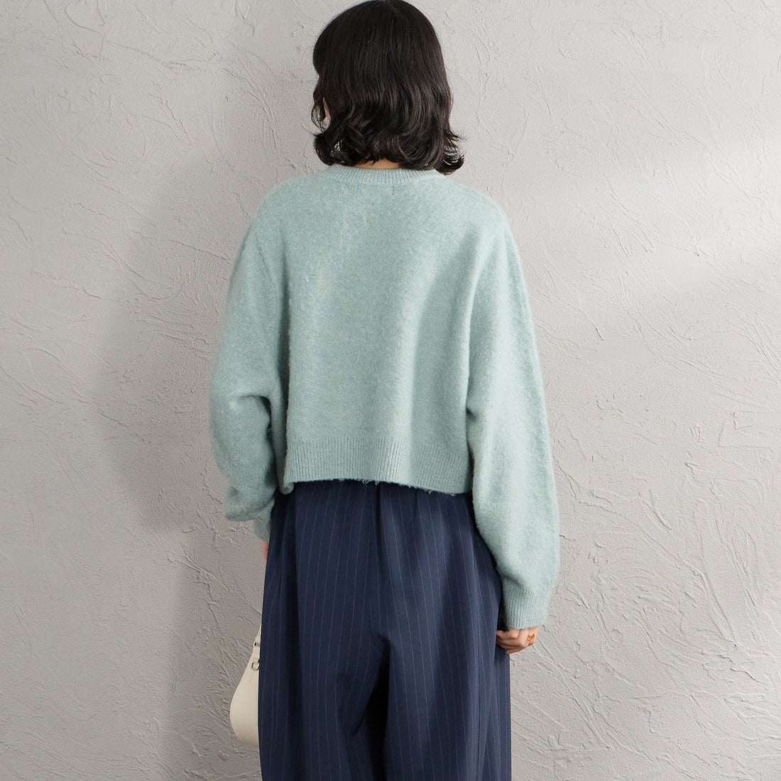 FRED PERRY [フレッドペリー] 別注 ワンポイントロゴ刺繍 クロップド丈 シャギーニットプルオーバー [FPW-26A-010-JF] SILVER BLU &&モデル身長：162cm 着用サイズ：10&&