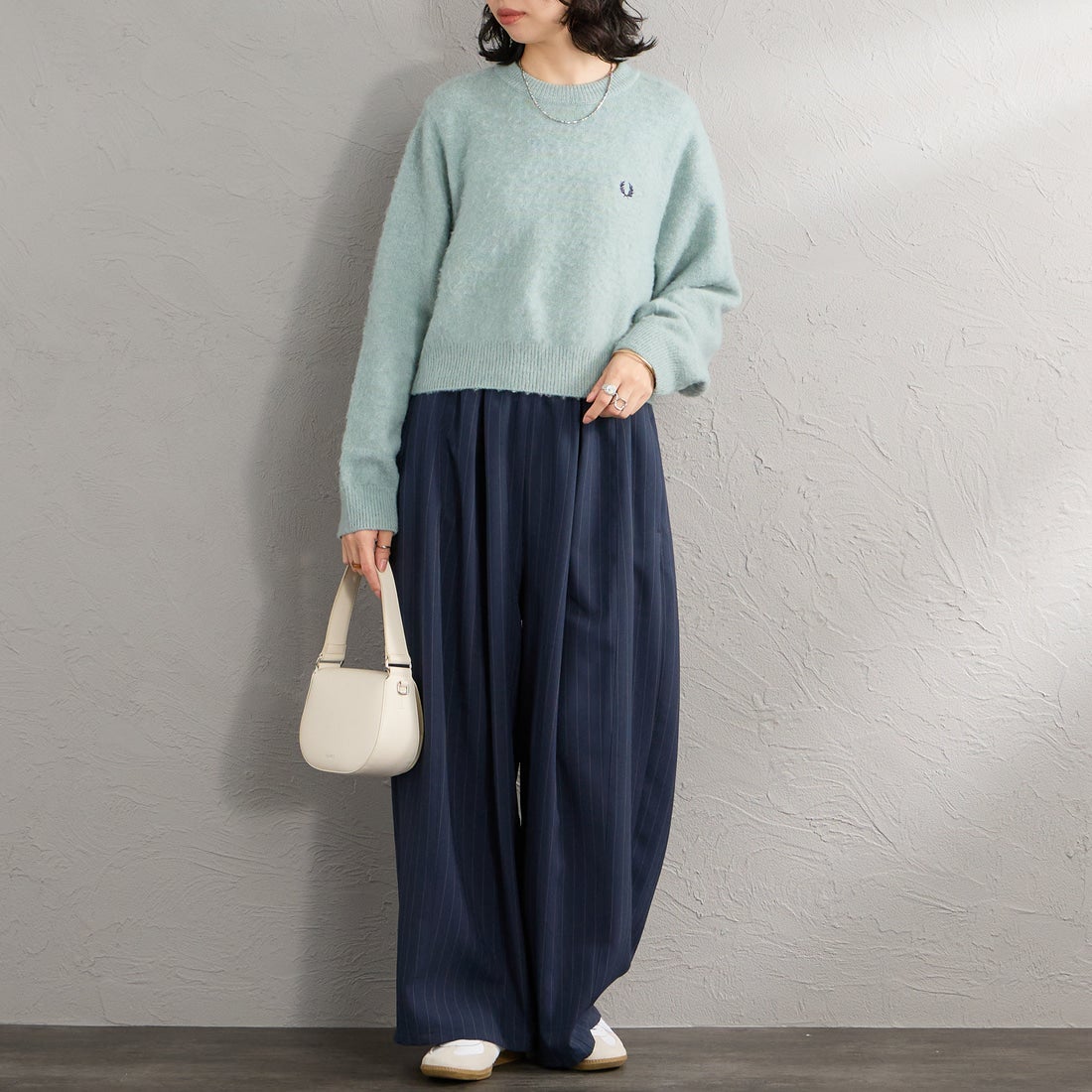 FRED PERRY [フレッドペリー] 別注 ワンポイントロゴ刺繍 クロップド丈 シャギーニットプルオーバー [FPW-26A-010-JF] SILVER BLU &&モデル身長：162cm 着用サイズ：10&&