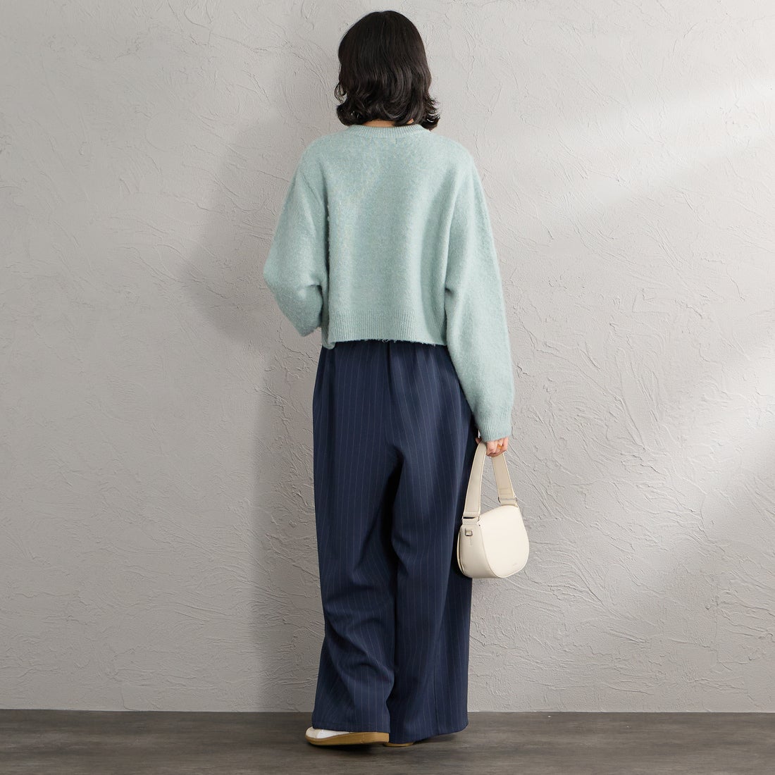 FRED PERRY [フレッドペリー] 別注 ワンポイントロゴ刺繍 クロップド丈 シャギーニットプルオーバー [FPW-26A-010-JF] SILVER BLU &&モデル身長：162cm 着用サイズ：10&&
