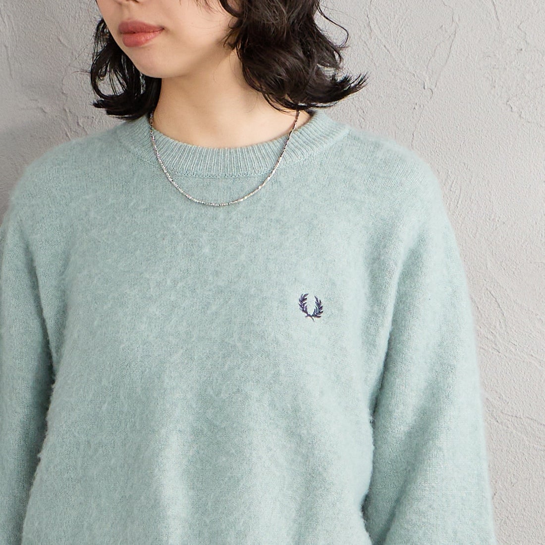 FRED PERRY [フレッドペリー] 別注 ワンポイントロゴ刺繍 クロップド丈 シャギーニットプルオーバー [FPW-26A-010-JF] SILVER BLU &&モデル身長：162cm 着用サイズ：10&&
