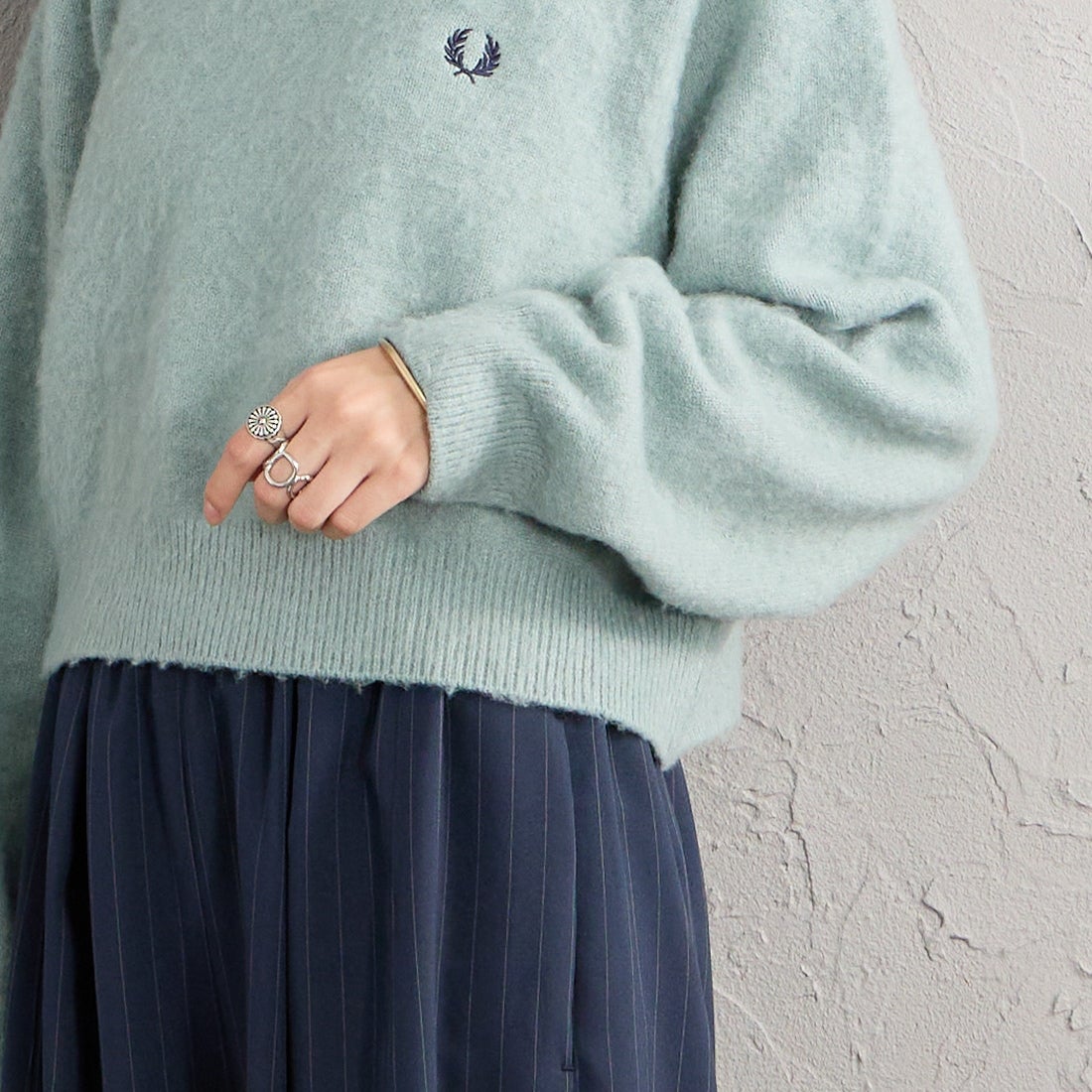 FRED PERRY [フレッドペリー] 別注 ワンポイントロゴ刺繍 クロップド丈 シャギーニットプルオーバー [FPW-26A-010-JF] SILVER BLU &&モデル身長：162cm 着用サイズ：10&&