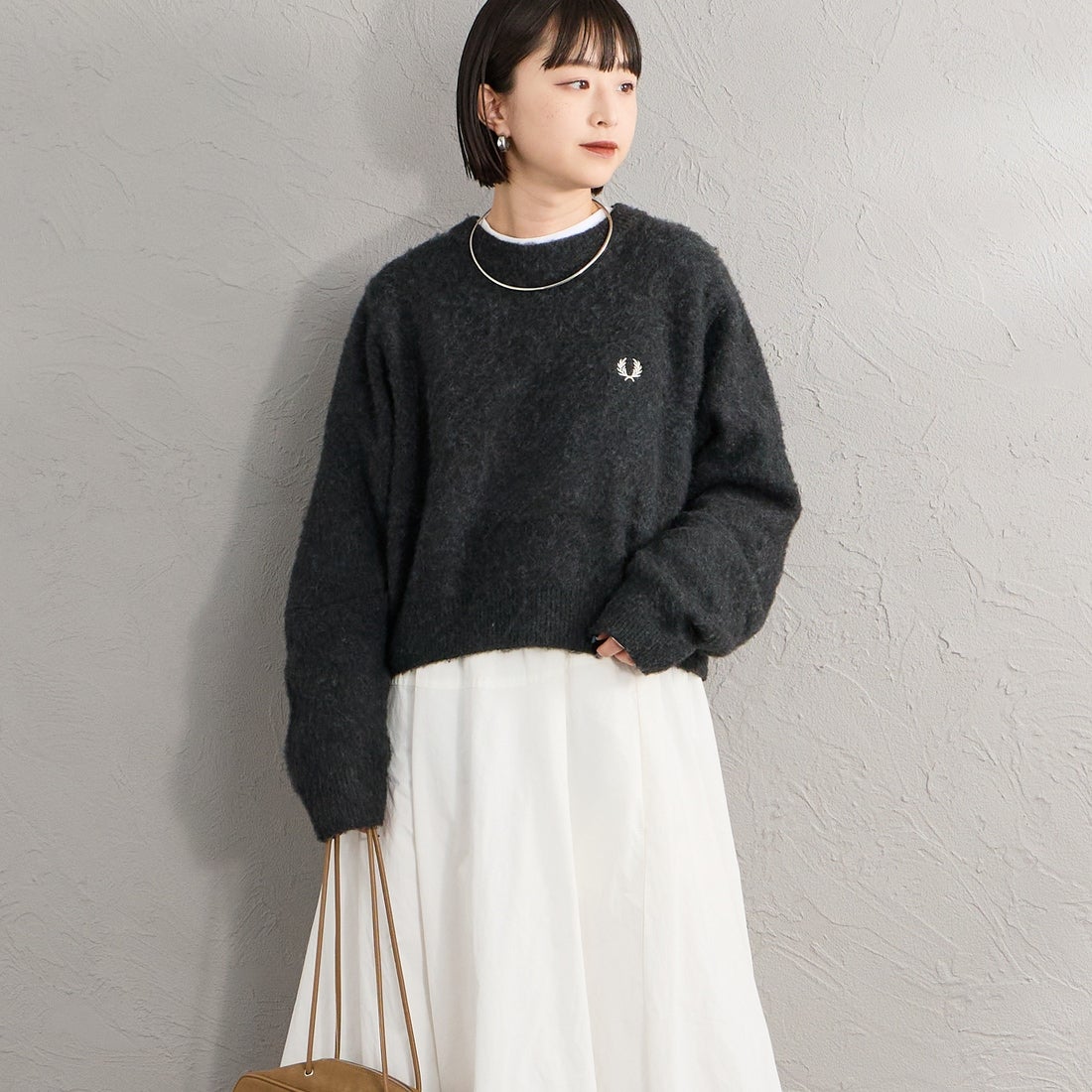 FRED PERRY [フレッドペリー] 別注 ワンポイントロゴ刺繍 クロップド丈 シャギーニットプルオーバー [FPW-26A-010-JF] CHARCOAL &&モデル身長：150cm 着用サイズ：10&&