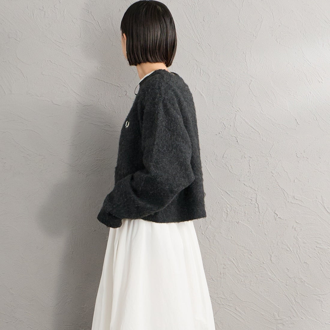 FRED PERRY [フレッドペリー] 別注 ワンポイントロゴ刺繍 クロップド丈 シャギーニットプルオーバー [FPW-26A-010-JF] CHARCOAL &&モデル身長：150cm 着用サイズ：10&&