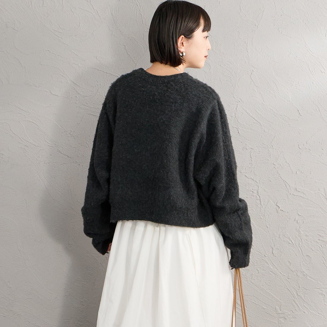 FRED PERRY [フレッドペリー] 別注 ワンポイントロゴ刺繍 クロップド丈 シャギーニットプルオーバー [FPW-26A-010-JF] CHARCOAL &&モデル身長：150cm 着用サイズ：10&&