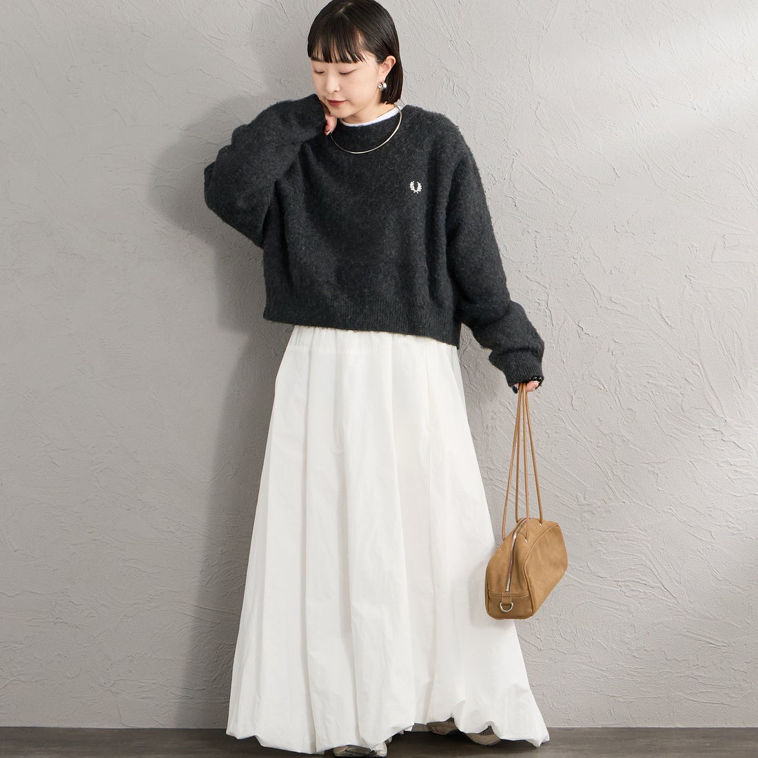 FRED PERRY [フレッドペリー] 別注 ワンポイントロゴ刺繍 クロップド丈 シャギーニットプルオーバー [FPW-26A-010-JF] CHARCOAL &&モデル身長：150cm 着用サイズ：10&&