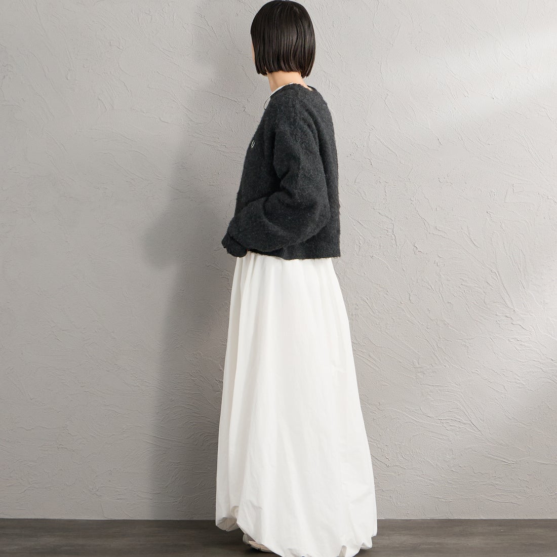 FRED PERRY [フレッドペリー] 別注 ワンポイントロゴ刺繍 クロップド丈 シャギーニットプルオーバー [FPW-26A-010-JF] CHARCOAL &&モデル身長：150cm 着用サイズ：10&&