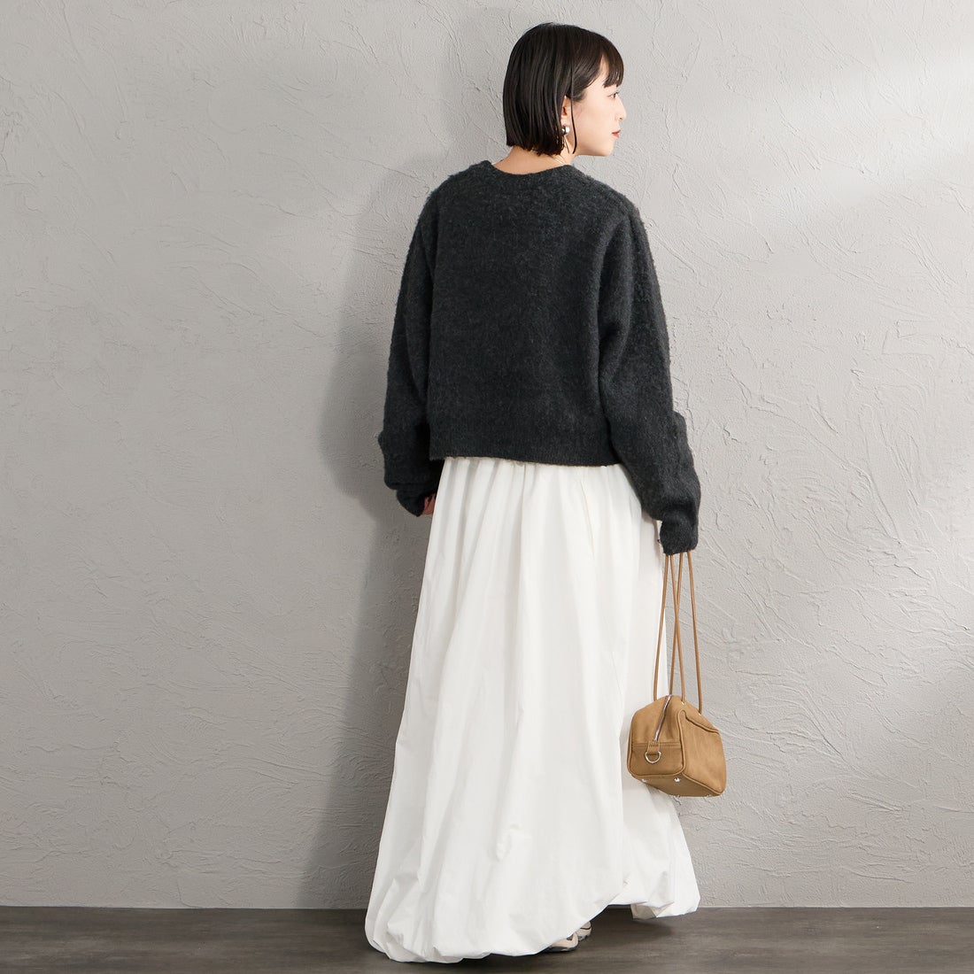 FRED PERRY [フレッドペリー] 別注 ワンポイントロゴ刺繍 クロップド丈 シャギーニットプルオーバー [FPW-26A-010-JF] CHARCOAL &&モデル身長：150cm 着用サイズ：10&&