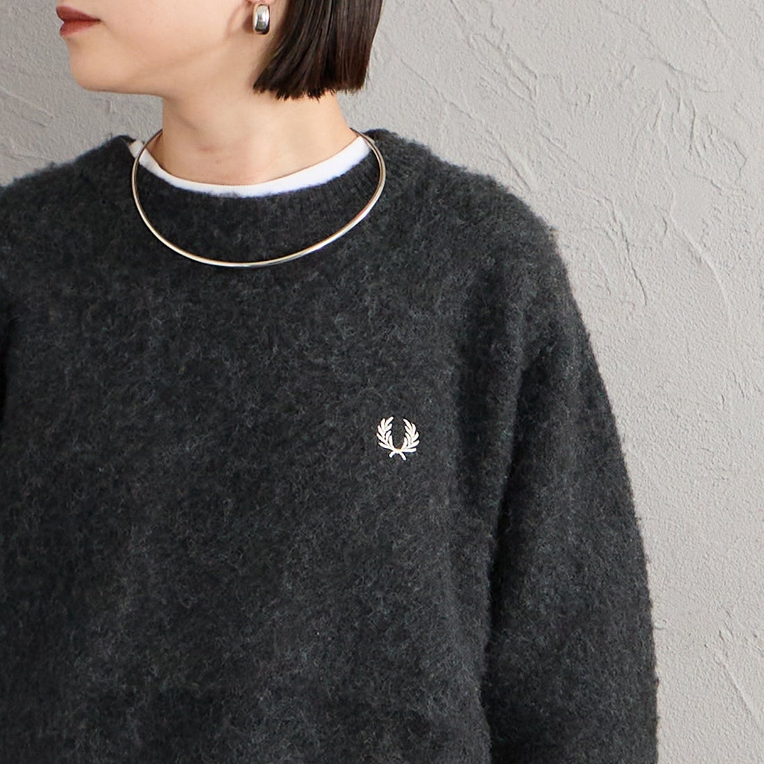 FRED PERRY [フレッドペリー] 別注 ワンポイントロゴ刺繍 クロップド丈 シャギーニットプルオーバー [FPW-26A-010-JF] CHARCOAL &&モデル身長：150cm 着用サイズ：10&&