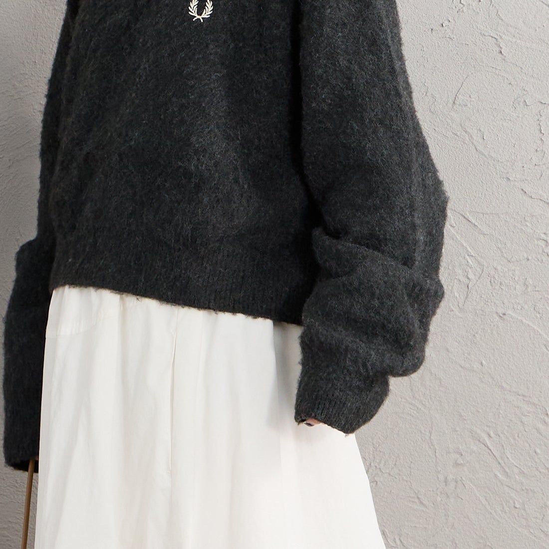 FRED PERRY [フレッドペリー] 別注 ワンポイントロゴ刺繍 クロップド丈 シャギーニットプルオーバー [FPW-26A-010-JF] CHARCOAL &&モデル身長：150cm 着用サイズ：10&&