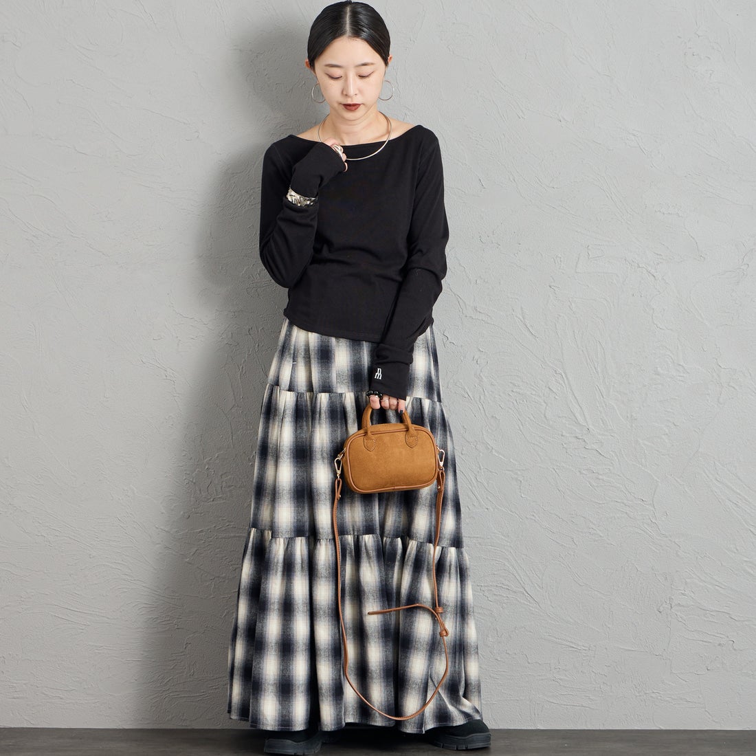 nenom [ネノム] 2WAY ボートネック オフショルカットソー [NE26332010] 09 BLACK &&モデル身長：150cm 着用サイズ：F&&