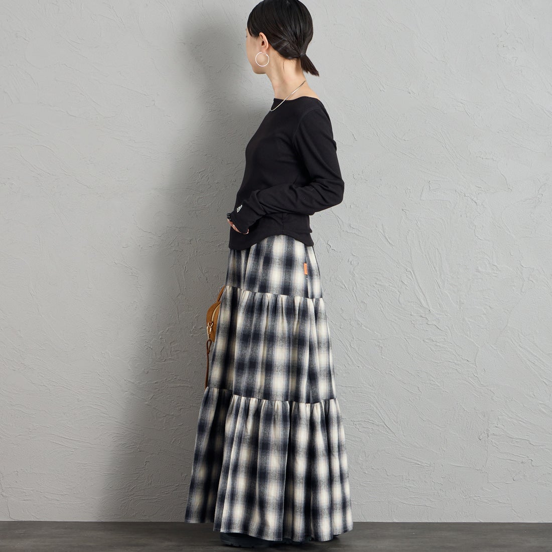 nenom [ネノム] 2WAY ボートネック オフショルカットソー [NE26332010] 09 BLACK &&モデル身長：150cm 着用サイズ：F&&