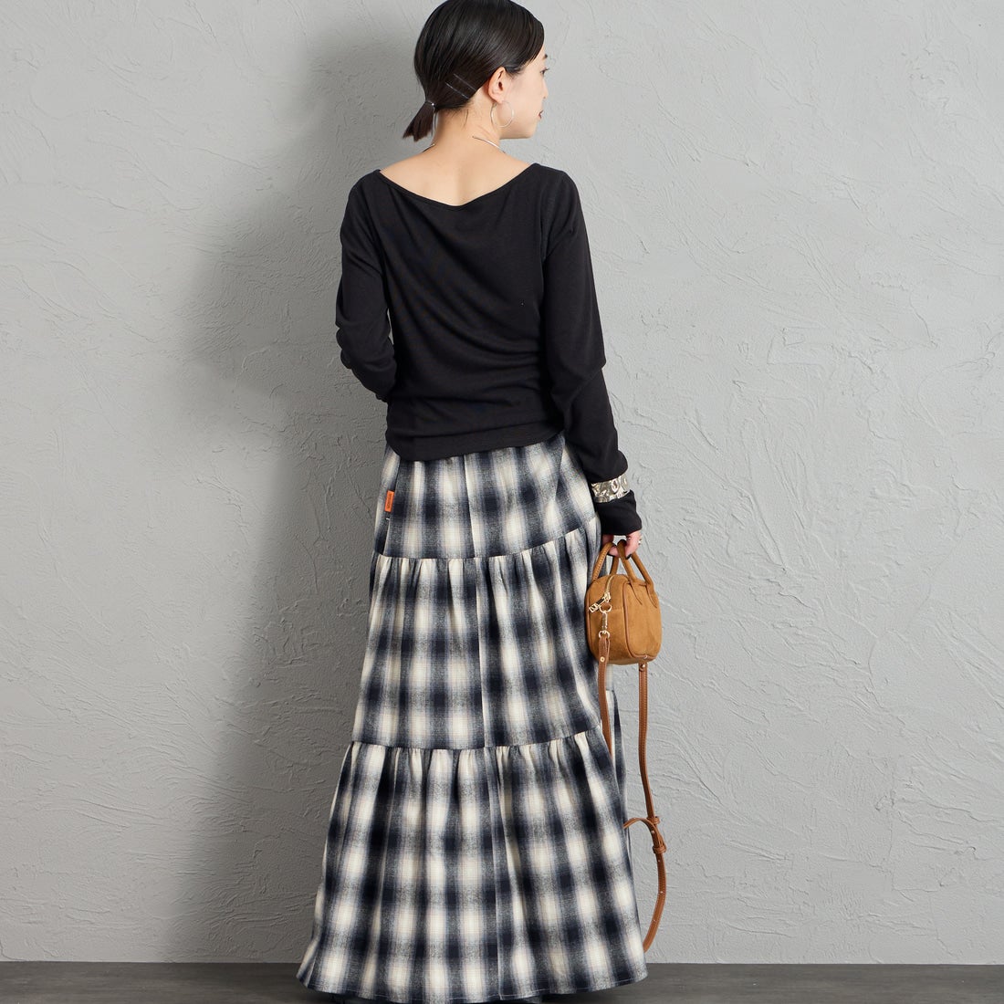 nenom [ネノム] 2WAY ボートネック オフショルカットソー [NE26332010] 09 BLACK &&モデル身長：150cm 着用サイズ：F&&