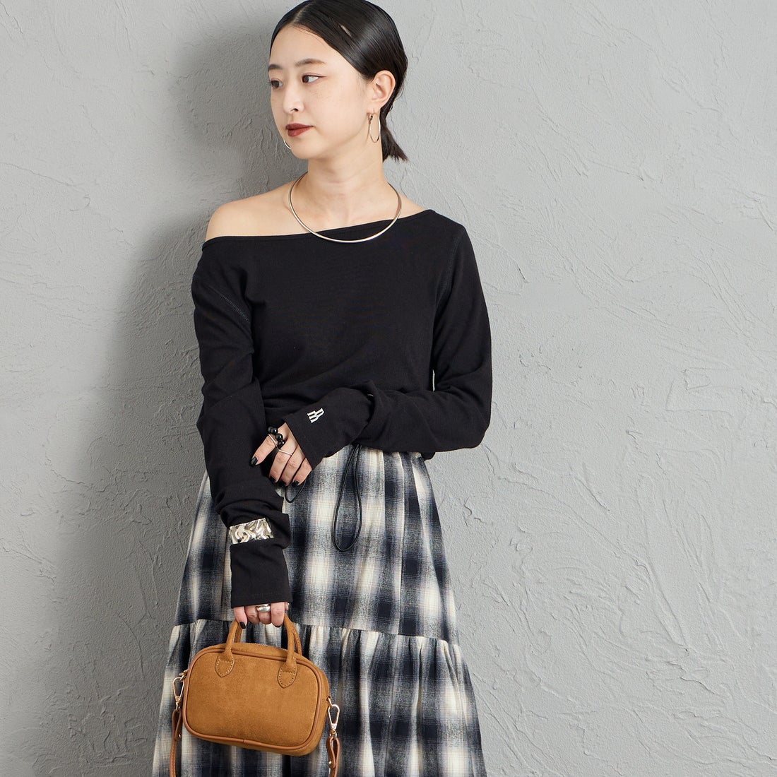 nenom [ネノム] 2WAY ボートネック オフショルカットソー [NE26332010] 09 BLACK &&モデル身長：150cm 着用サイズ：F&&