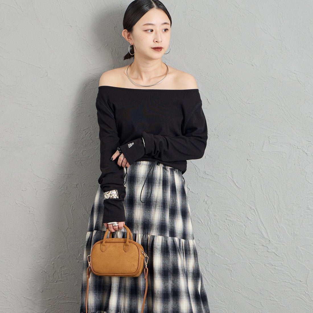 nenom [ネノム] 2WAY ボートネック オフショルカットソー [NE26332010] 09 BLACK &&モデル身長：150cm 着用サイズ：F&&