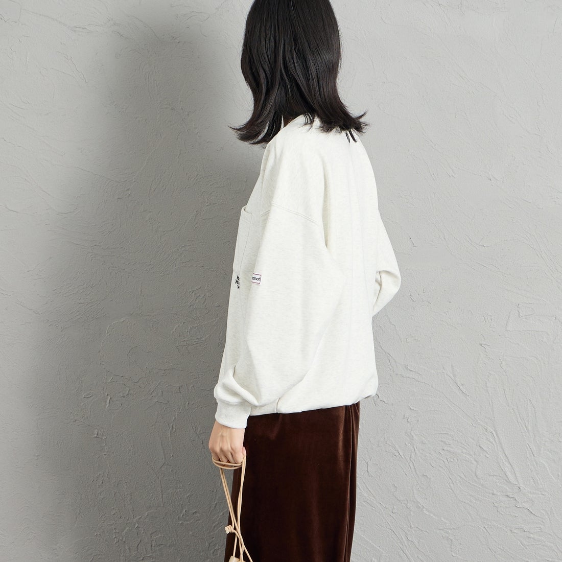 Marmot [マーモット] 別注 ワンポイントロゴ刺繍 ポケットスウェット [MTFW26USW331IN-JF] ASH GRAY &&モデル身長：162cm 着用サイズ：S&&