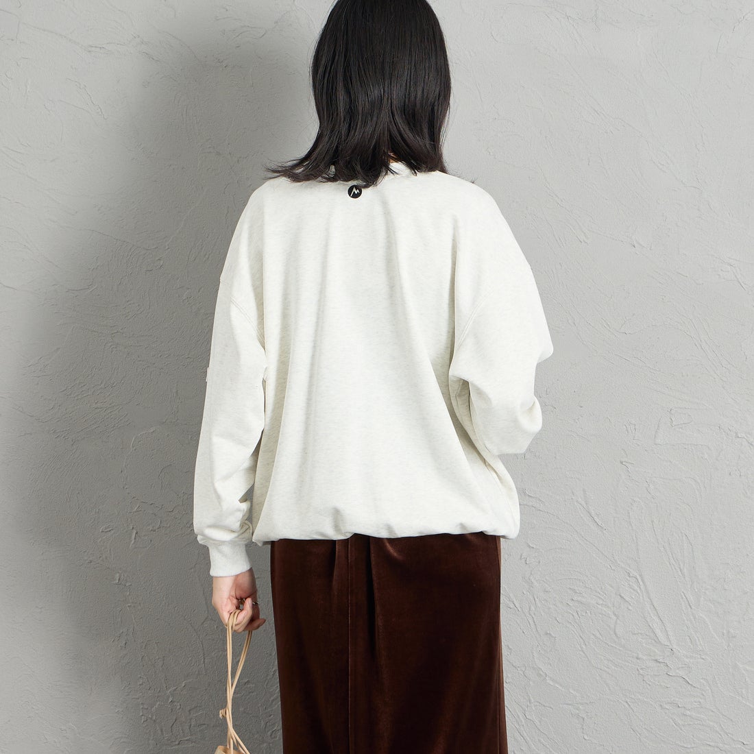 Marmot [マーモット] 別注 ワンポイントロゴ刺繍 ポケットスウェット [MTFW26USW331IN-JF] ASH GRAY &&モデル身長：162cm 着用サイズ：S&&