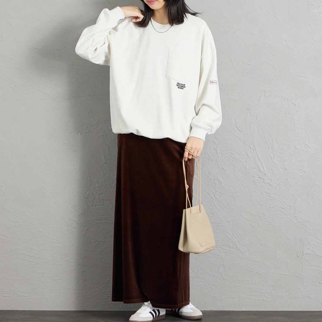 Marmot [マーモット] 別注 ワンポイントロゴ刺繍 ポケットスウェット [MTFW26USW331IN-JF] ASH GRAY &&モデル身長：162cm 着用サイズ：S&&