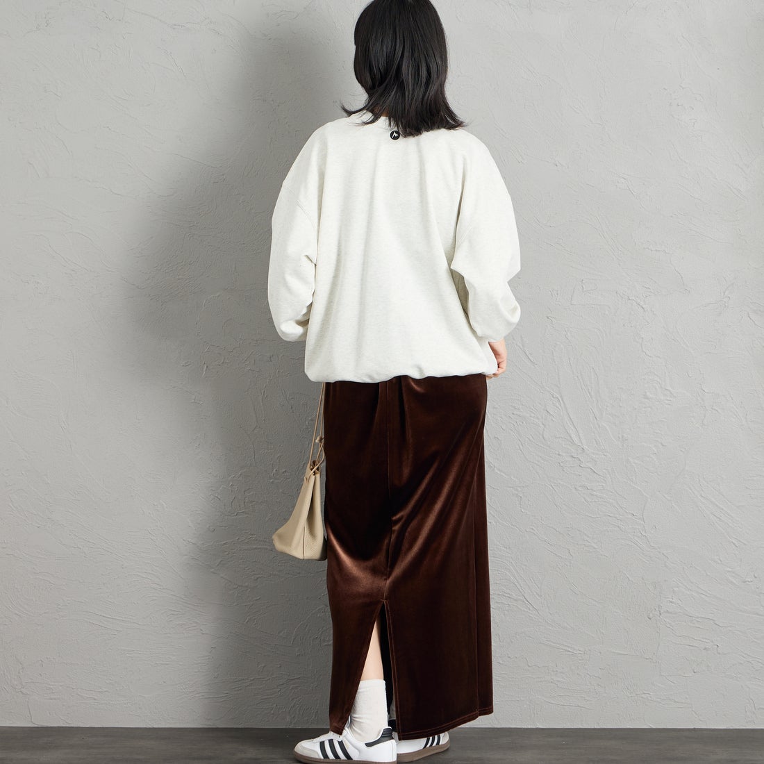 Marmot [マーモット] 別注 ワンポイントロゴ刺繍 ポケットスウェット [MTFW26USW331IN-JF] ASH GRAY &&モデル身長：162cm 着用サイズ：S&&