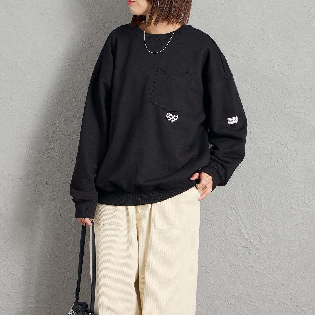 Marmot [マーモット] 別注 ワンポイントロゴ刺繍 ポケットスウェット [MTFW26USW331IN-JF] BLACK &&モデル身長：159cm 着用サイズ：S&&