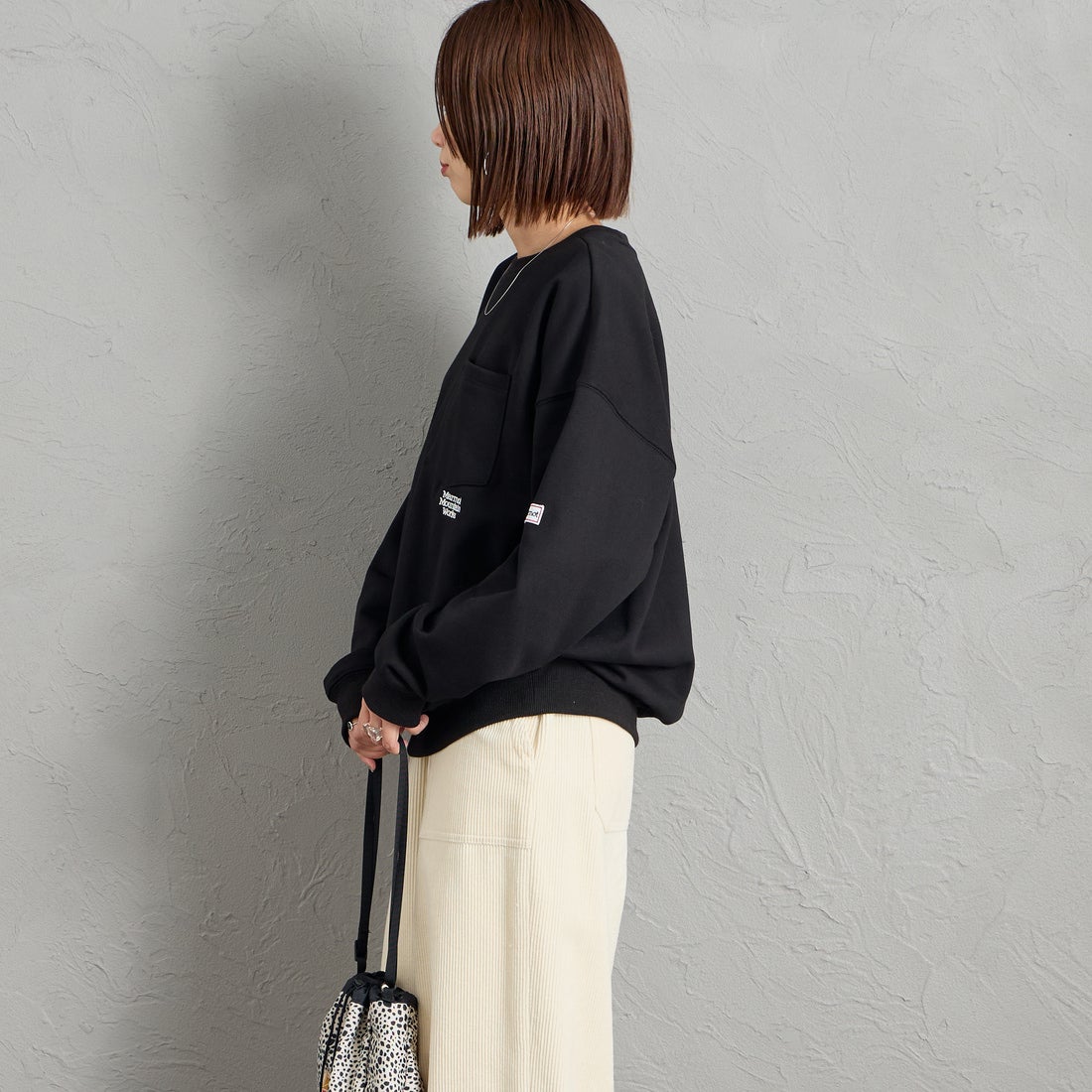 Marmot [マーモット] 別注 ワンポイントロゴ刺繍 ポケットスウェット [MTFW26USW331IN-JF] BLACK &&モデル身長：159cm 着用サイズ：S&&