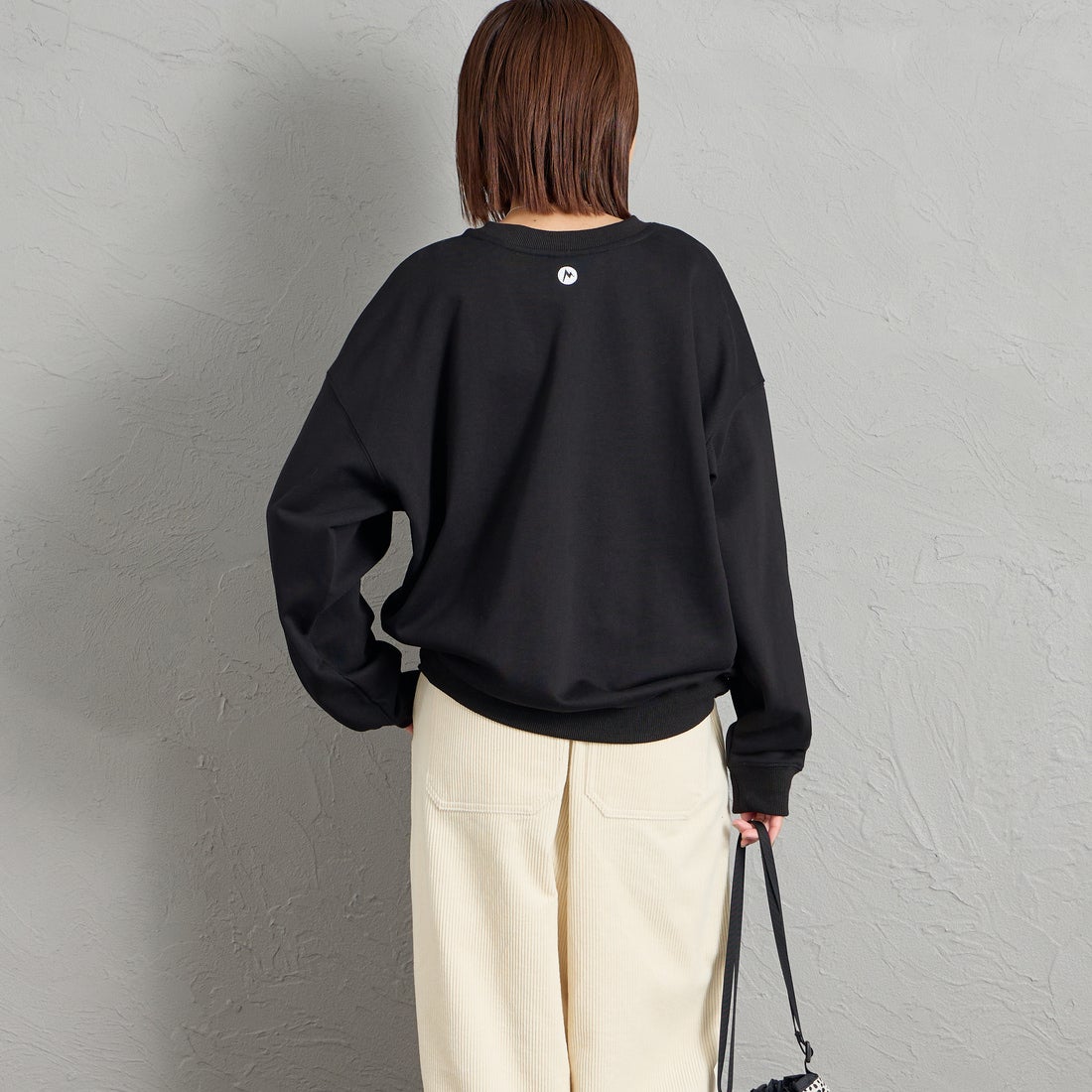 Marmot [マーモット] 別注 ワンポイントロゴ刺繍 ポケットスウェット [MTFW26USW331IN-JF] BLACK &&モデル身長：159cm 着用サイズ：S&&