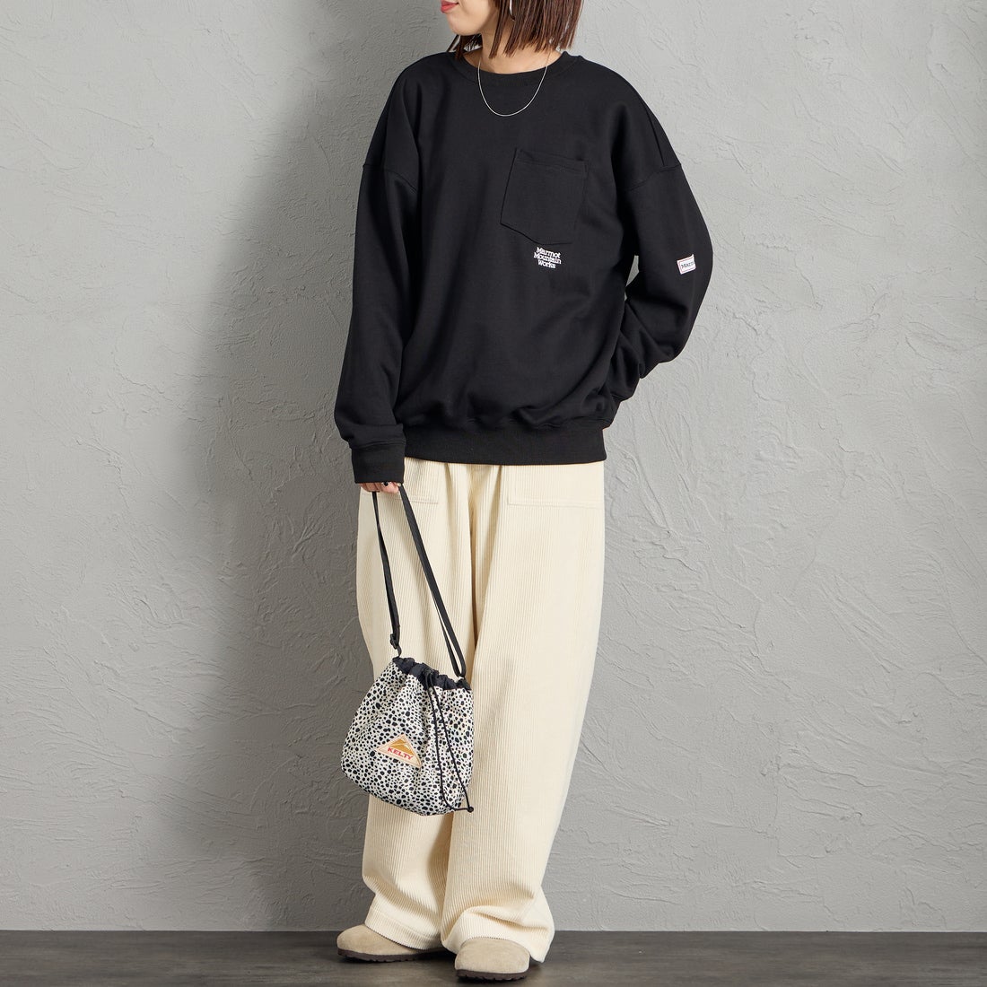 Marmot [マーモット] 別注 ワンポイントロゴ刺繍 ポケットスウェット [MTFW26USW331IN-JF] BLACK &&モデル身長：159cm 着用サイズ：S&&