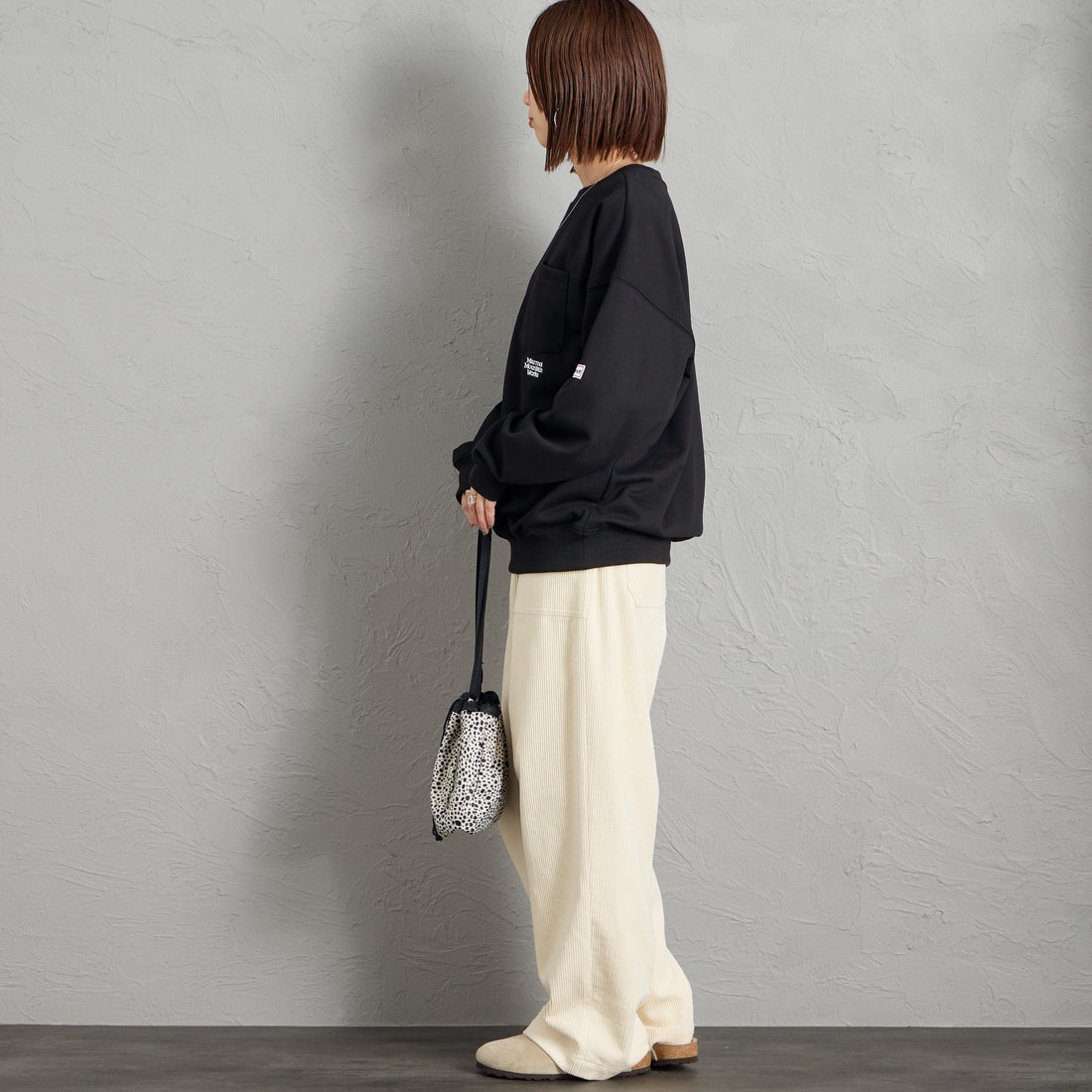 Marmot [マーモット] 別注 ワンポイントロゴ刺繍 ポケットスウェット [MTFW26USW331IN-JF] BLACK &&モデル身長：159cm 着用サイズ：S&&