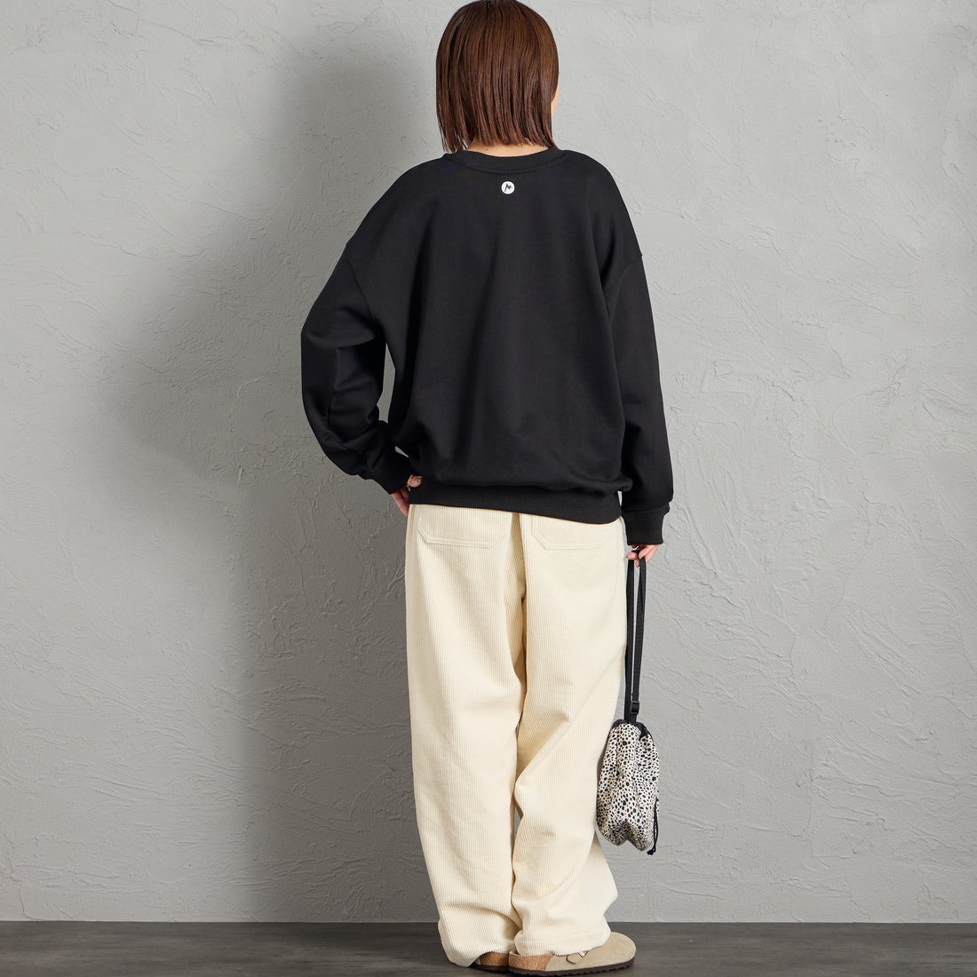 Marmot [マーモット] 別注 ワンポイントロゴ刺繍 ポケットスウェット [MTFW26USW331IN-JF] BLACK &&モデル身長：159cm 着用サイズ：S&&