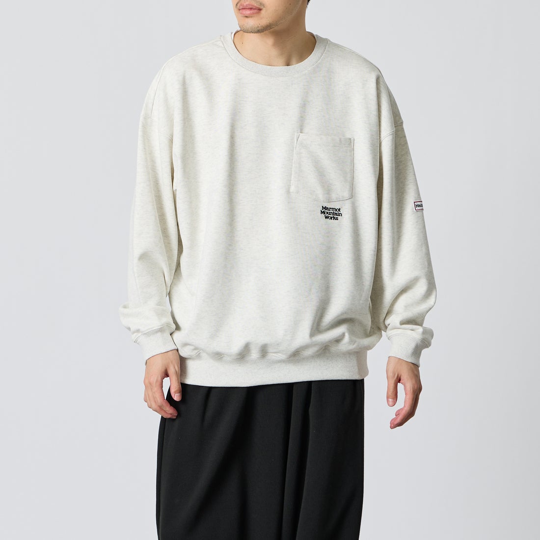 Marmot [マーモット] 別注 ワンポイントロゴ刺繍 ポケットスウェット [MTFW26USW331IN-JF] ASH GRAY &&モデル身長：168cm 着用サイズ：L&&